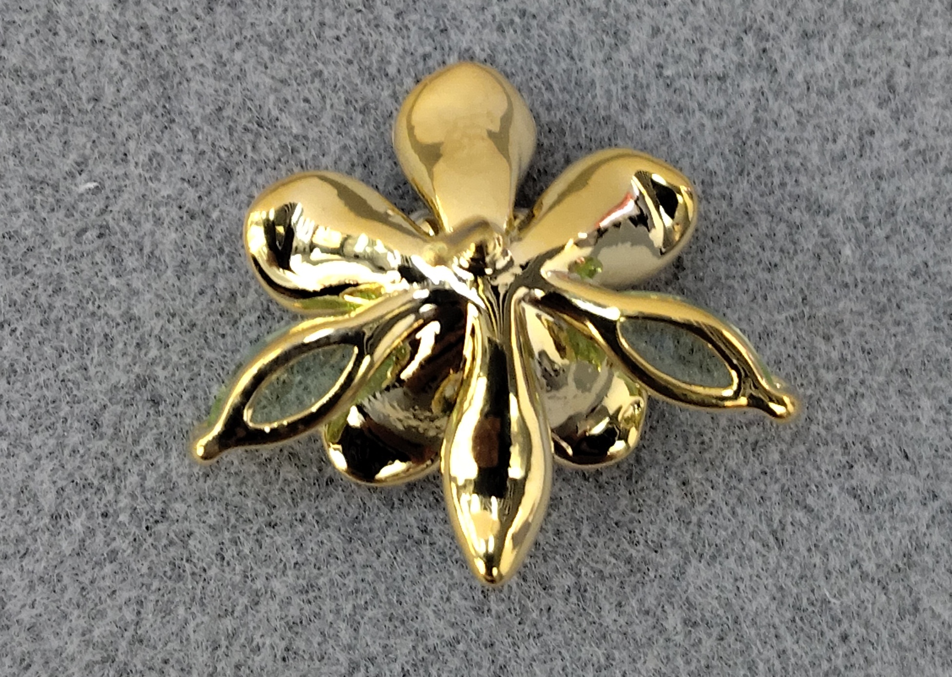 Waka Mi 2025 new flower-shaped stud earrings, S925 silver needle, exquisite and elegant, embellishing your gentle moments. Application Scenario