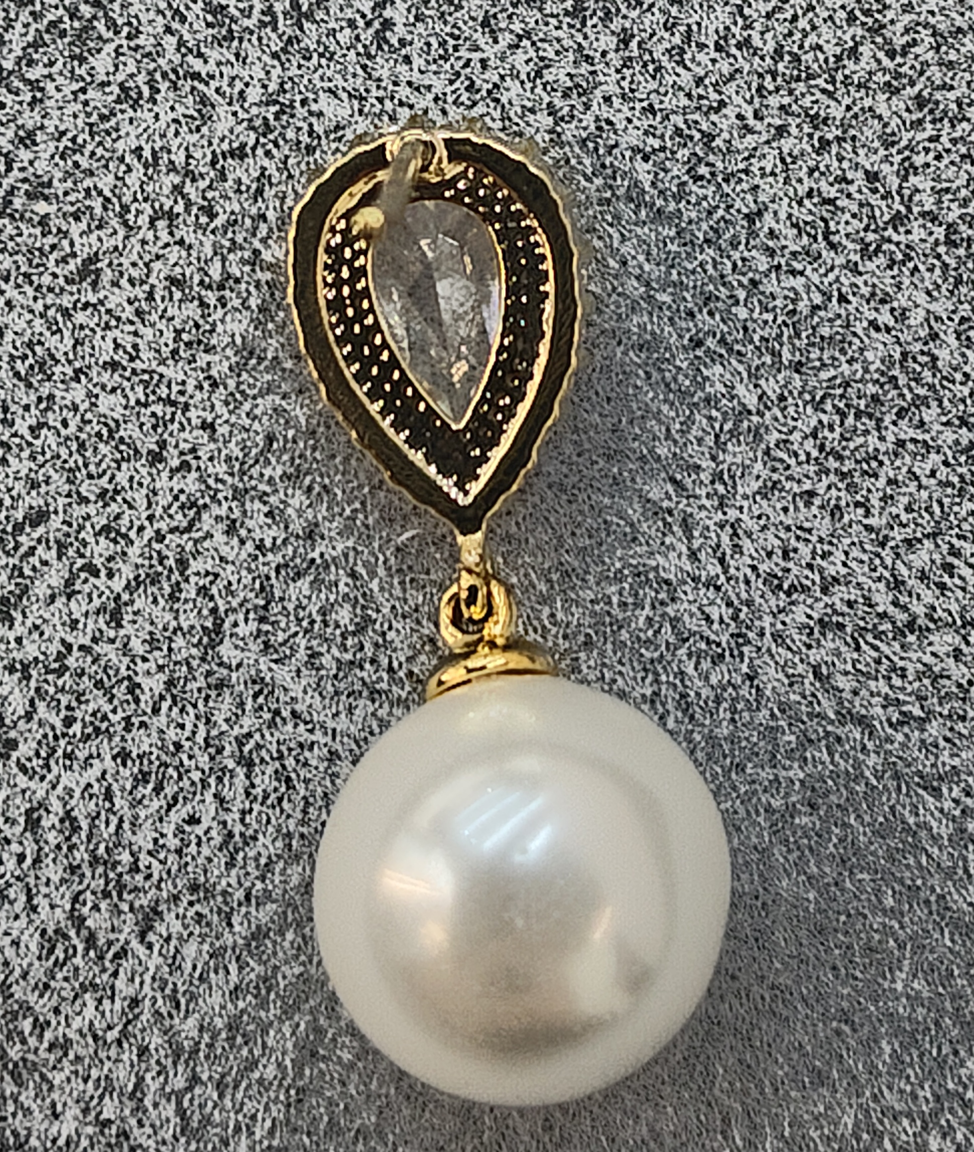 Waka Mi 2025 pearl earrings, S925 silver needle, elegant water drop diamond decoration, classic and versatile, highlighting the gentle and graceful temperament of women. Application Scenario