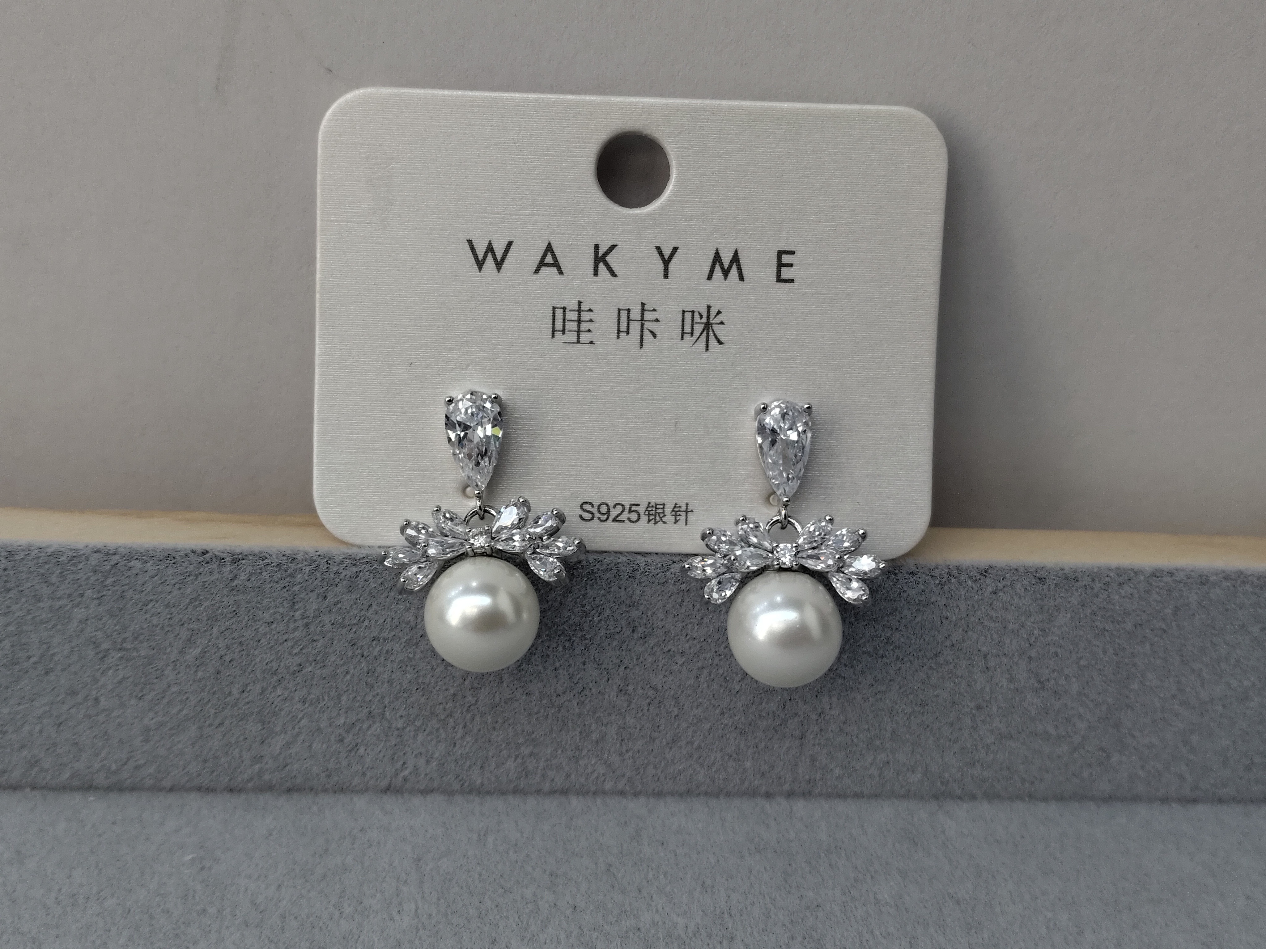 2025 Waka Mi Pearl Earrings, S925 silver inlaid, elegant design, fashionable and versatile, simple and grand Item Picture