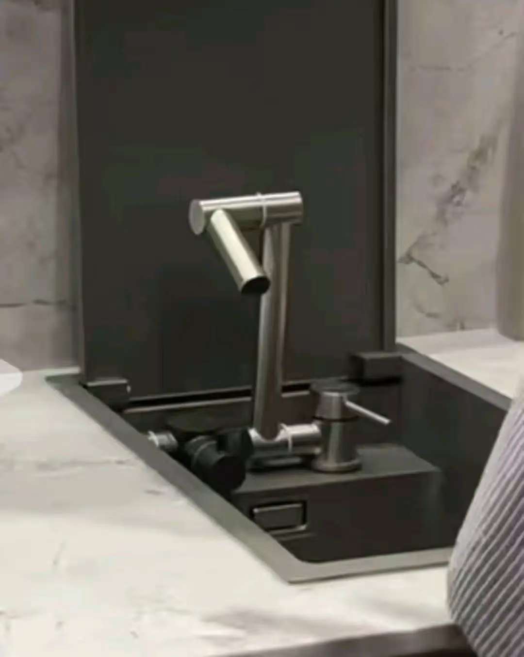 RR-JT001, stainless steel 304 kitchen faucet, fashionable and practical, with simple and smooth lines. details Picture