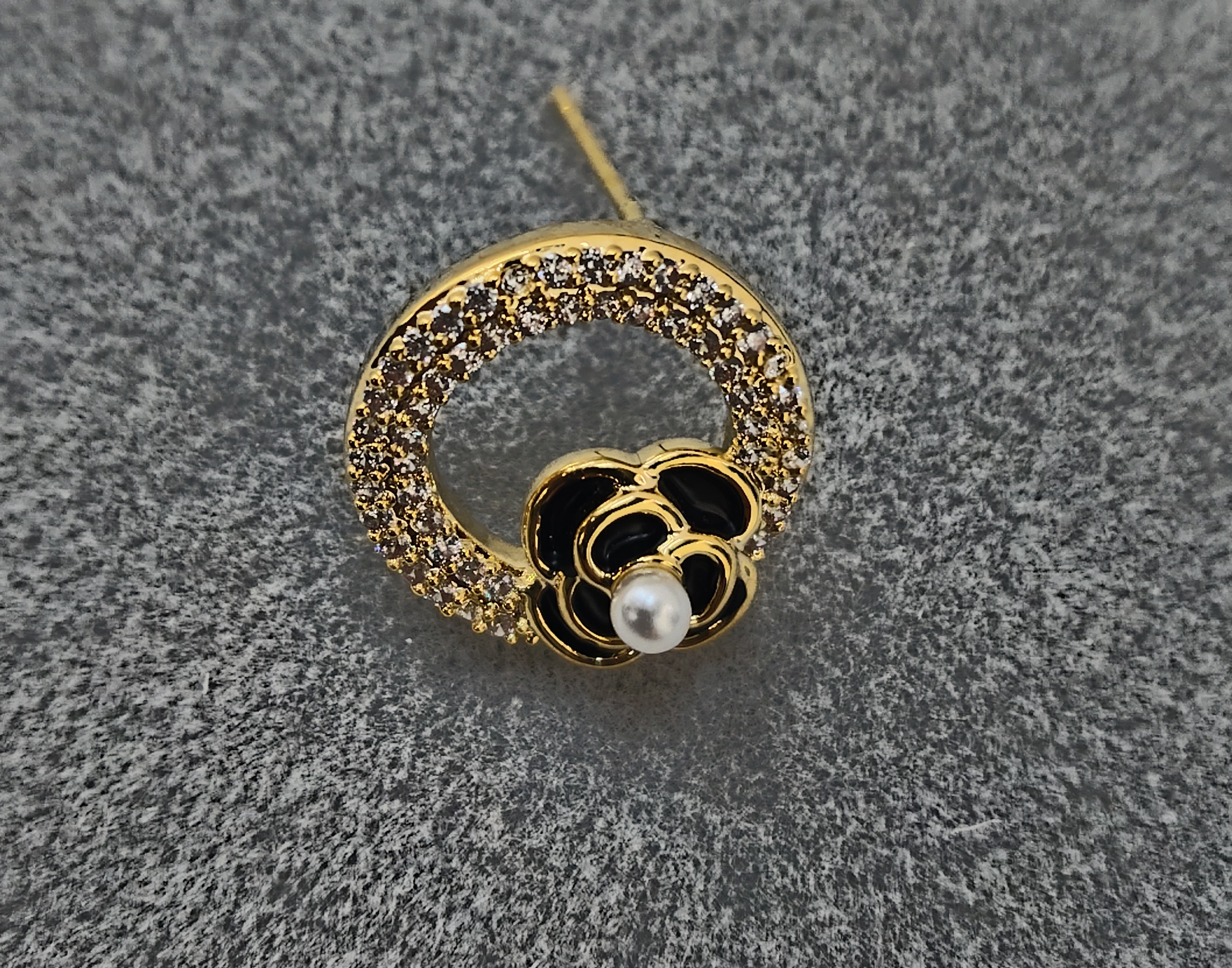 Waka Mi 2025 new ear studs, S925 silver needle, black and gold color, inlaid with pearls and zircon, fashionable and elegant. Specification image