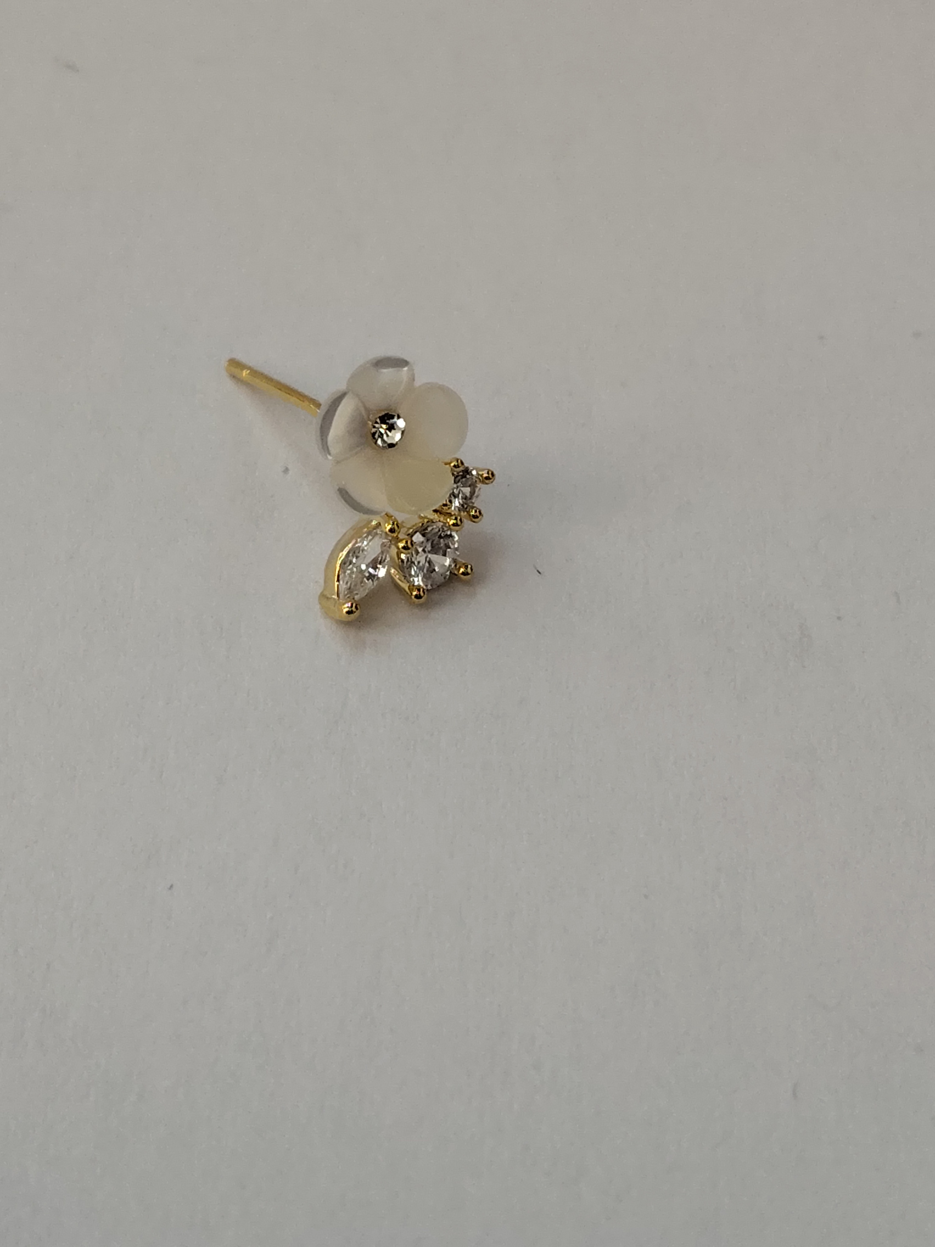 Waka Mi 2025 New cherry blossom ear studs, S925 silver needle, exquisite flower design, sparkling crystal diamond embellishments, elegant and fashionable. Specification image