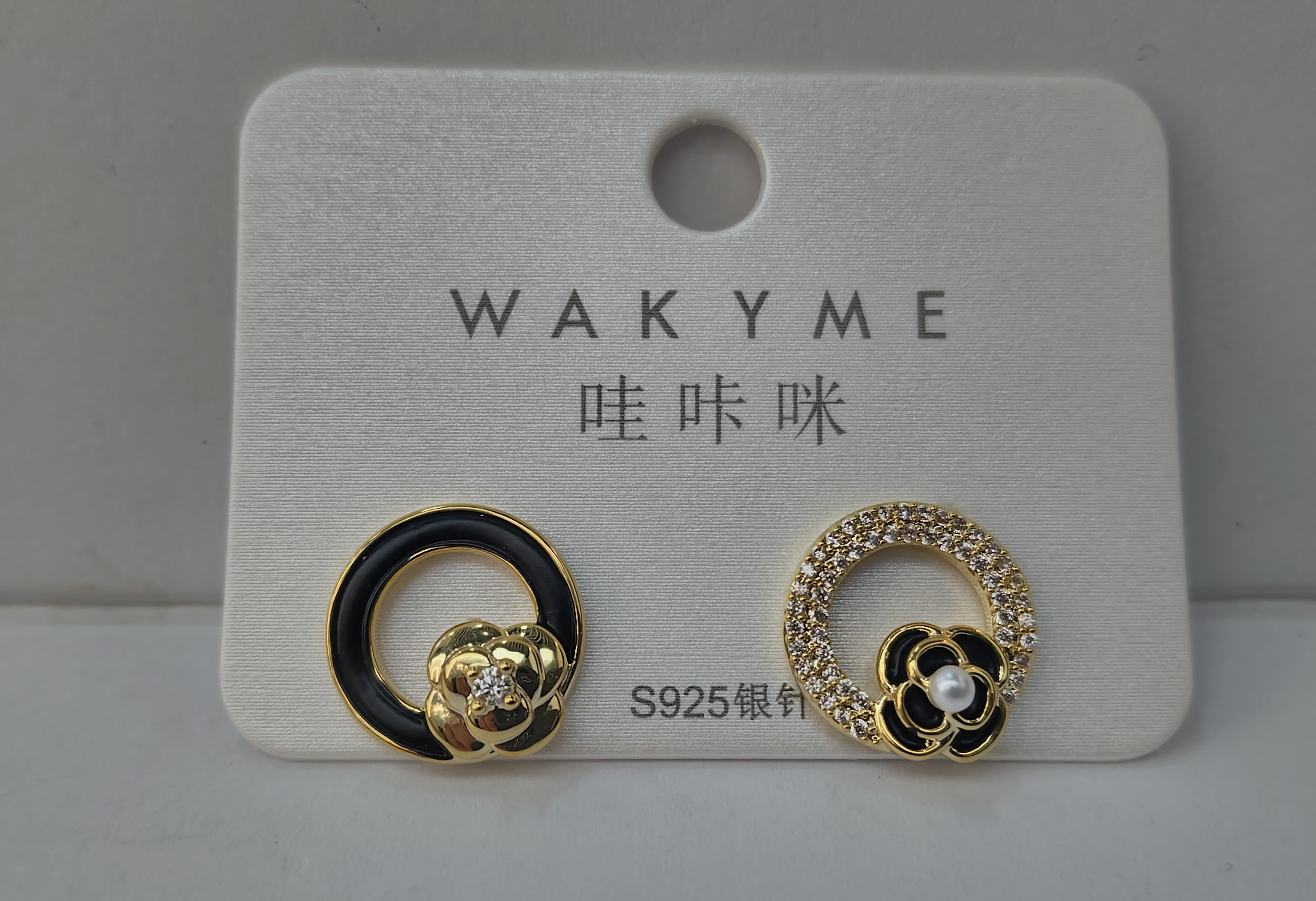Waka Mi 2025 new ear studs, S925 silver needle, black and gold color, inlaid with pearls and zircon, fashionable and elegant. Item Picture