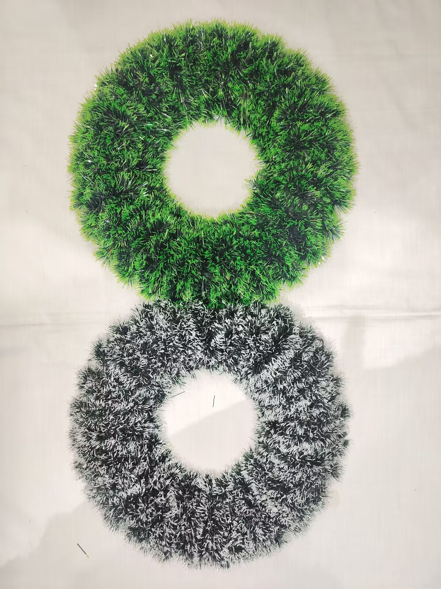 亚马逊 圣诞节装饰品  毛条茜草圣诞树， 商城酒店装饰摆件花环圣诞花环