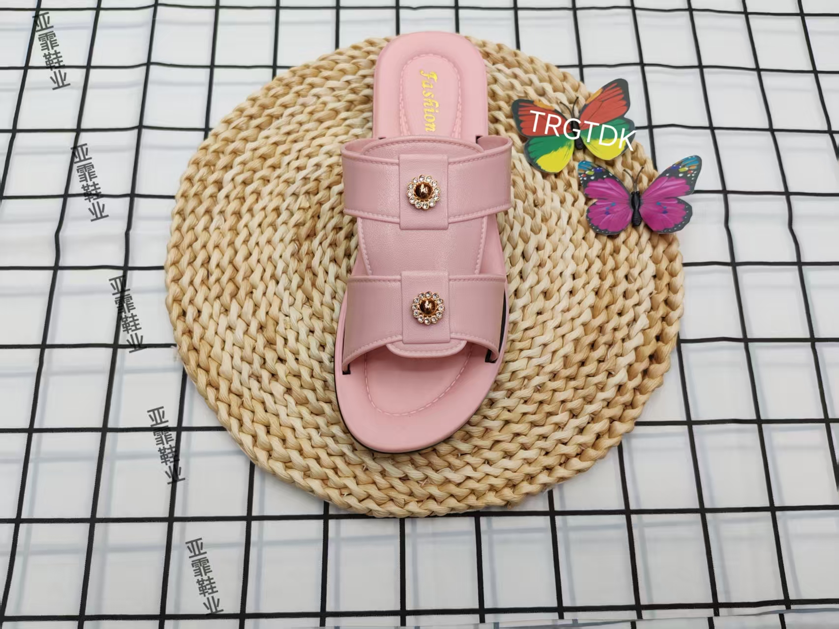 2025 New flat, fashionable sunflower-shaped round plate water diamond flip-flops full figure