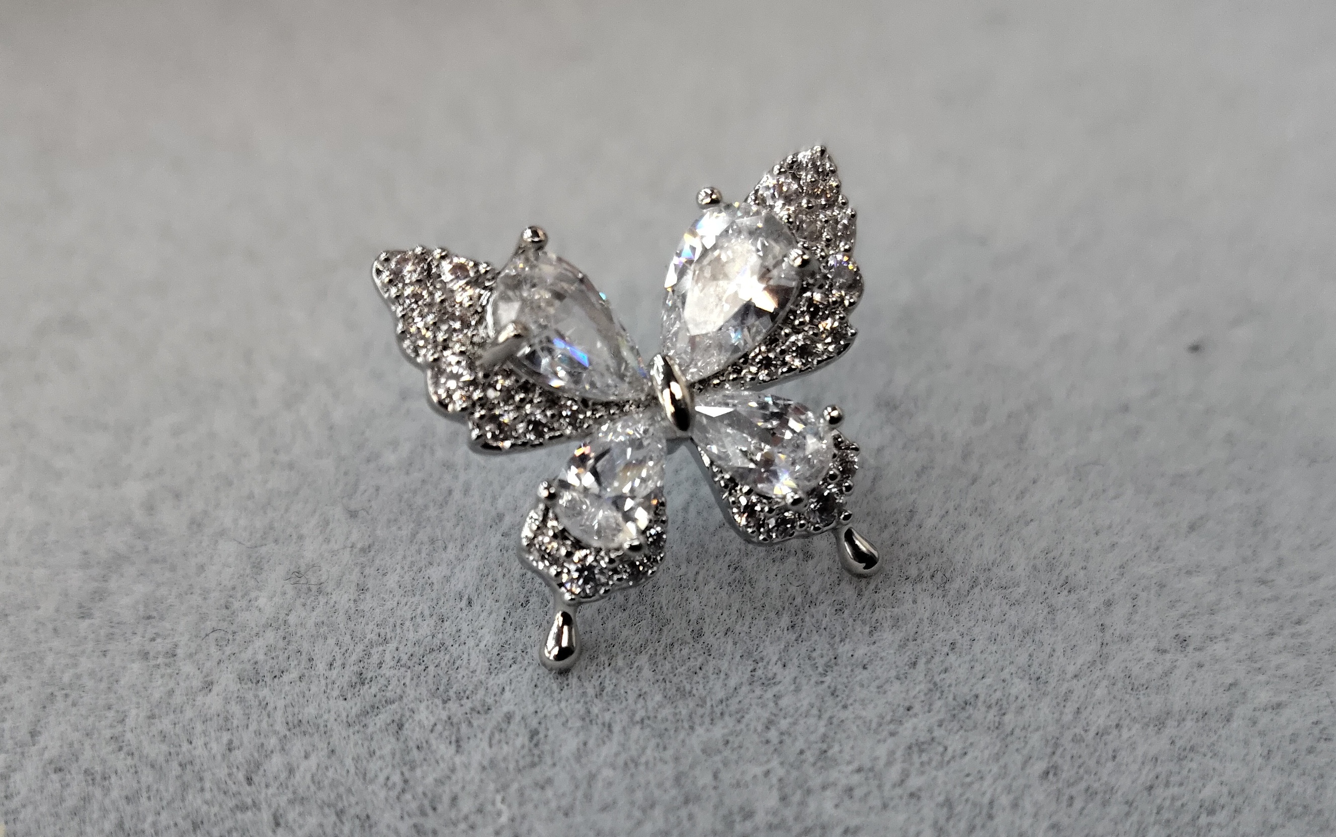 Waka Mi 2025 new butterfly stud earrings, available in silver and gold, set with shiny crystals, are exquisite and elegant, fashionable and versatile details Picture