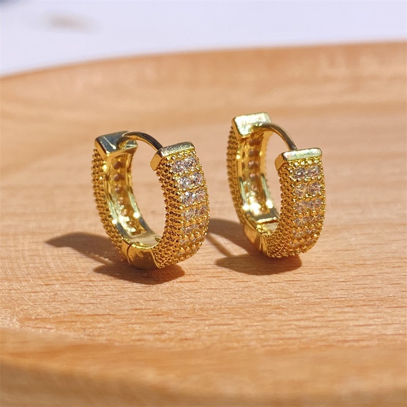S925 Silver Needle Retro Gardenia Pearl Earrings, women's niche design, asymmetrical stud earrings, elegant earrings Application Scenario