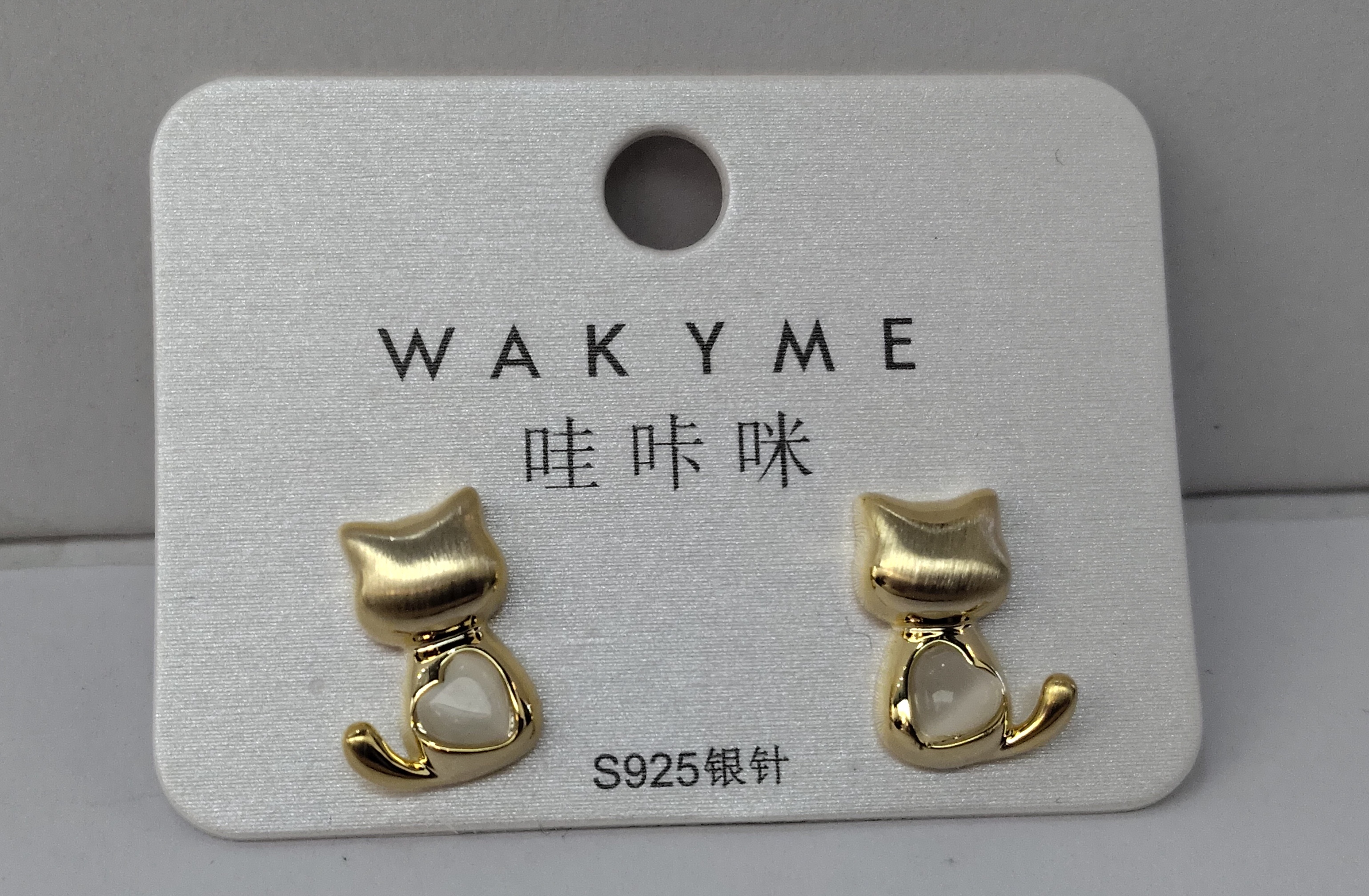 Waka Mi's new cute cat-eye ear studs come in both gold and silver colors, with S925 silver needles. They are exquisite and compact, full of cuteness and fun. Item Picture