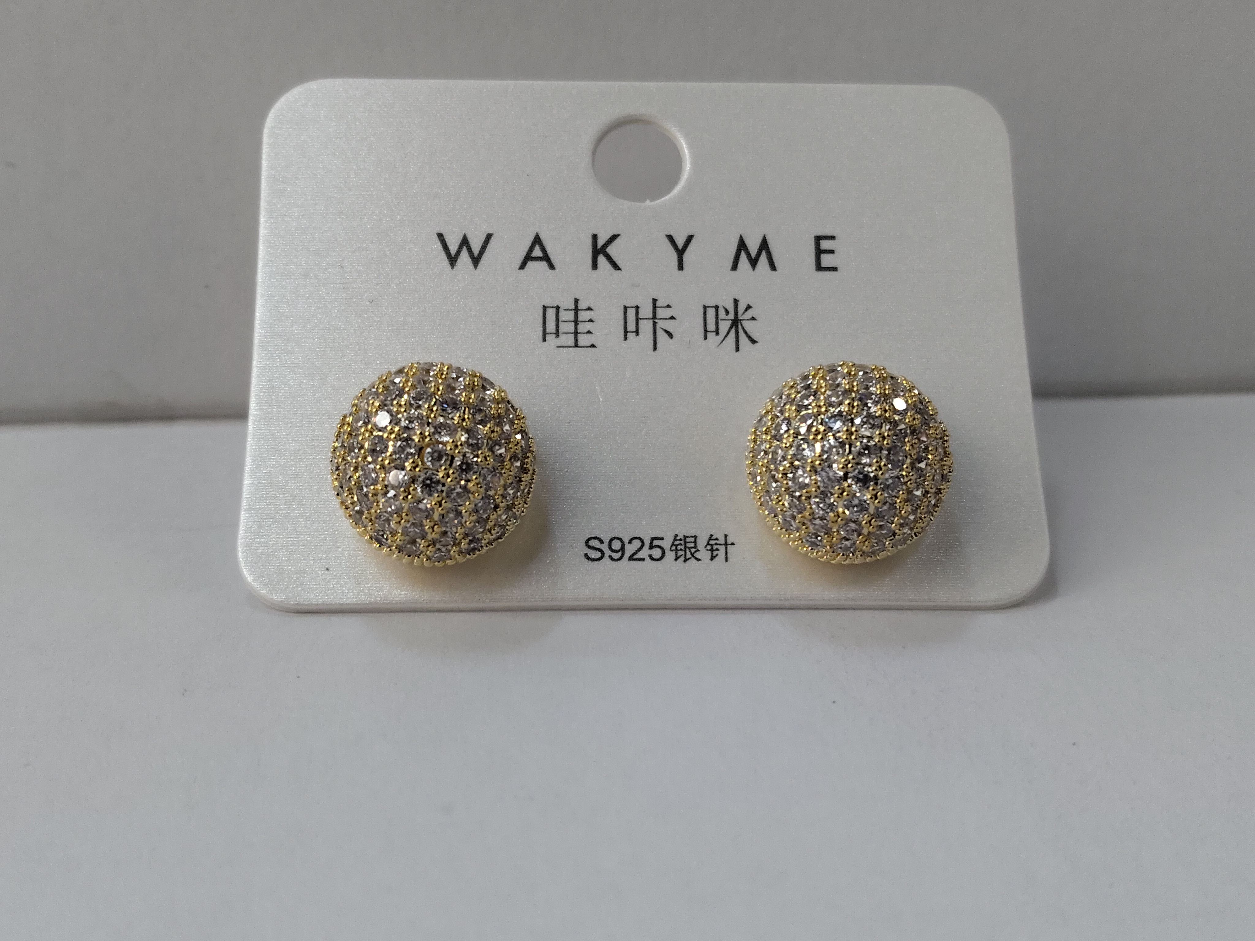 Waka Mi's new 2025 ear studs feature S925 silver needles set with sparkling diamonds. Available in gold and silver, they are simple and fashionable, exuding an elegant charm. Item Picture