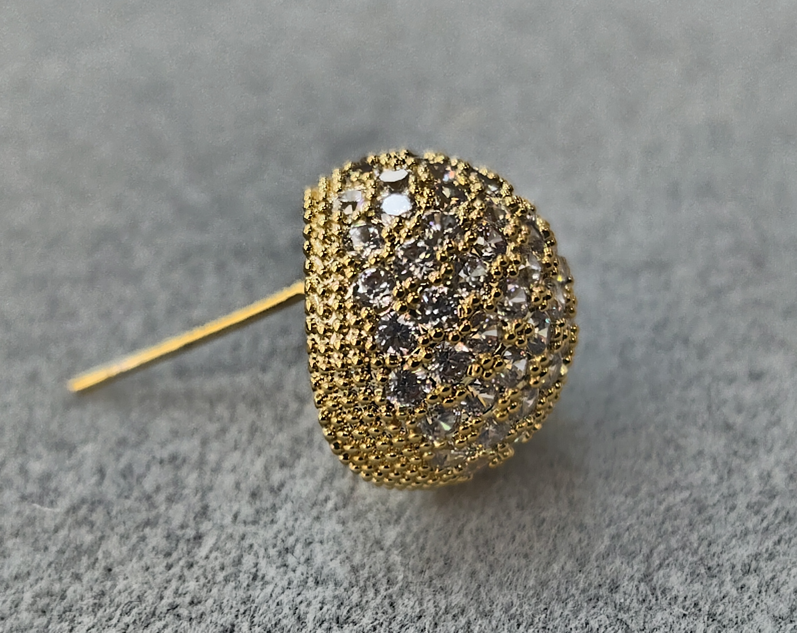 Waka Mi's new 2025 ear studs feature S925 silver needles set with sparkling diamonds. Available in gold and silver, they are simple and fashionable, exuding an elegant charm. Specification image