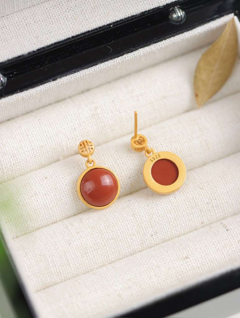 思兰银饰925银镶天然南红耳丁2025年新款爆款轻奢高级感纯银耳钉红色耳饰