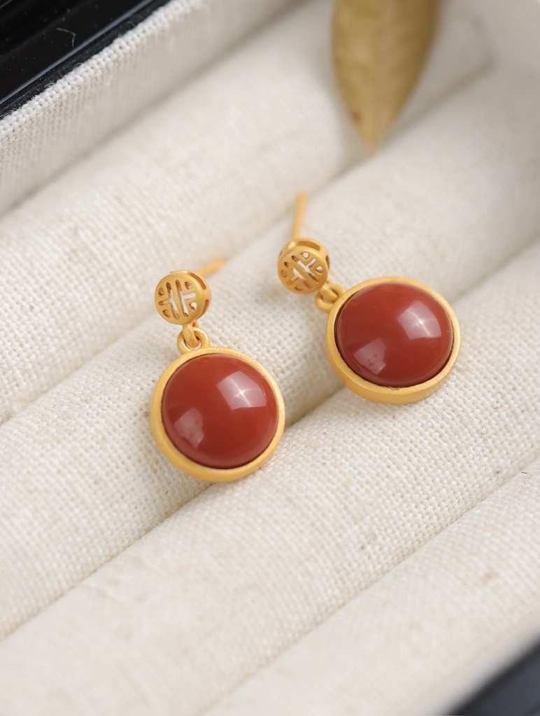 思兰银饰925银镶天然南红耳丁2025年新款爆款轻奢高级感纯银耳钉红色耳饰细节图