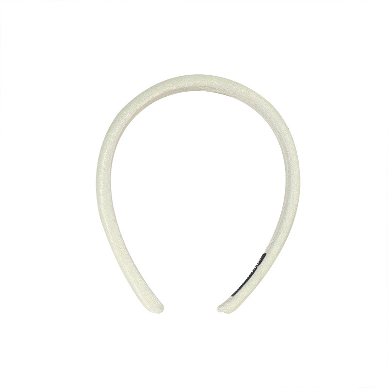 The Baihe shiny hair band exudes a sense of sophistication and simplicity. It's a versatile basic headband for commuting and washing hair. It features a solid color and a high top headband Item Picture
