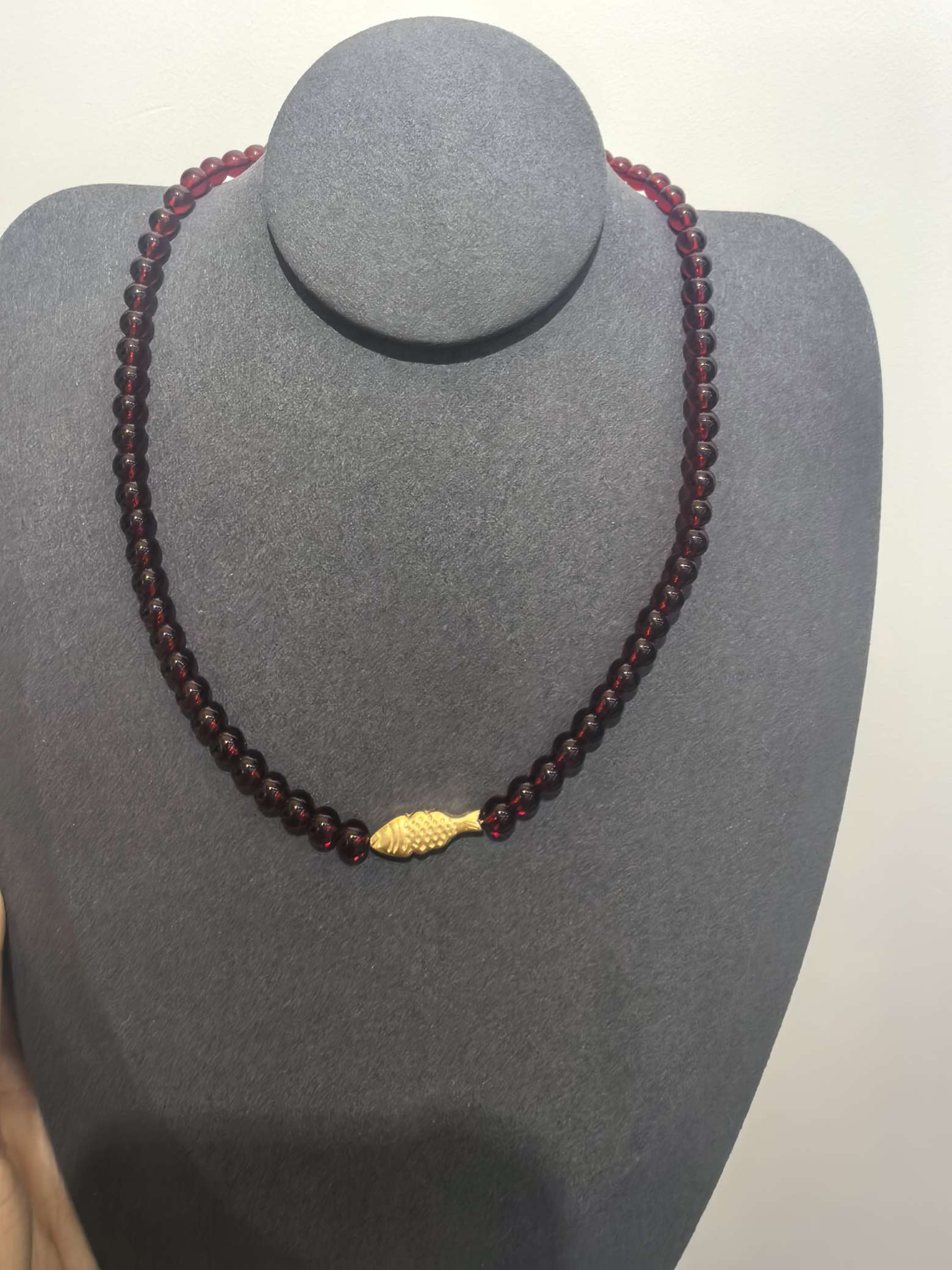 金色小鱼红色琉璃项链