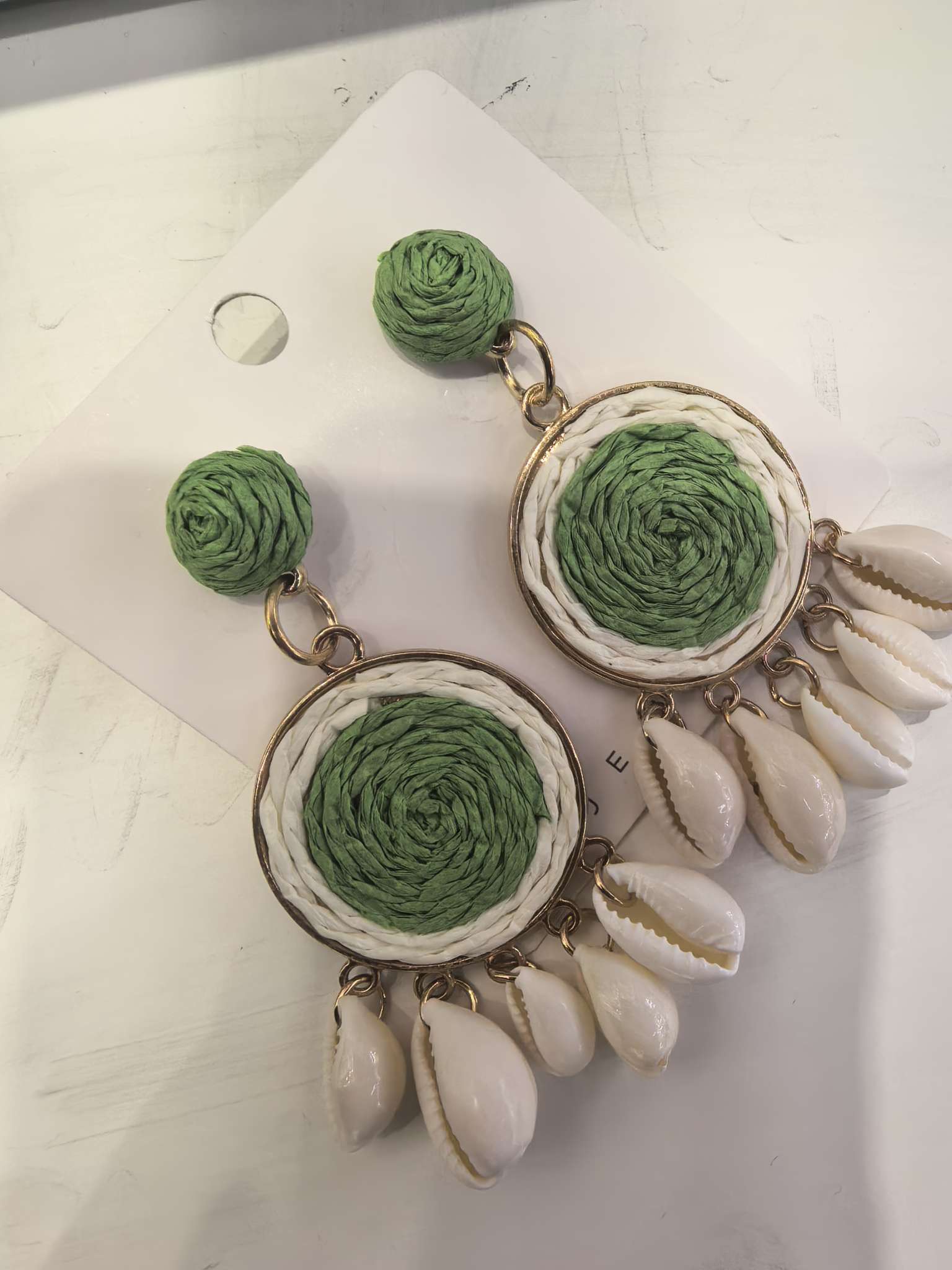 产品质量很好 颜色很多 如绿色 蓝色红色 白色 橙色 黄色 紫色 产品下面有5个贝壳 分别是用龙虾扣颜色正 销售量很高 