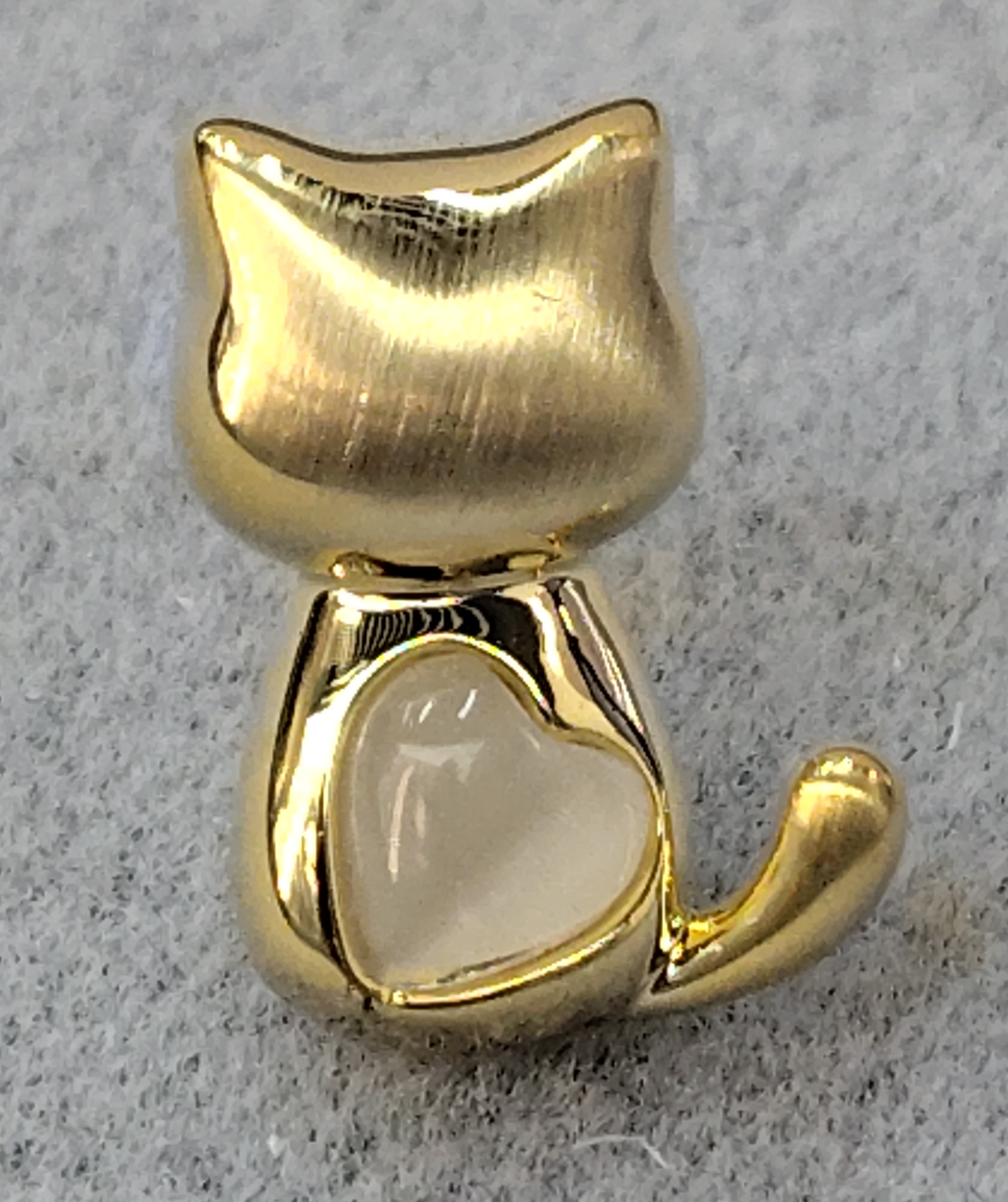 Waka Mi's new cute cat-eye ear studs come in both gold and silver colors, with S925 silver needles. They are exquisite and compact, full of cuteness and fun. details Picture