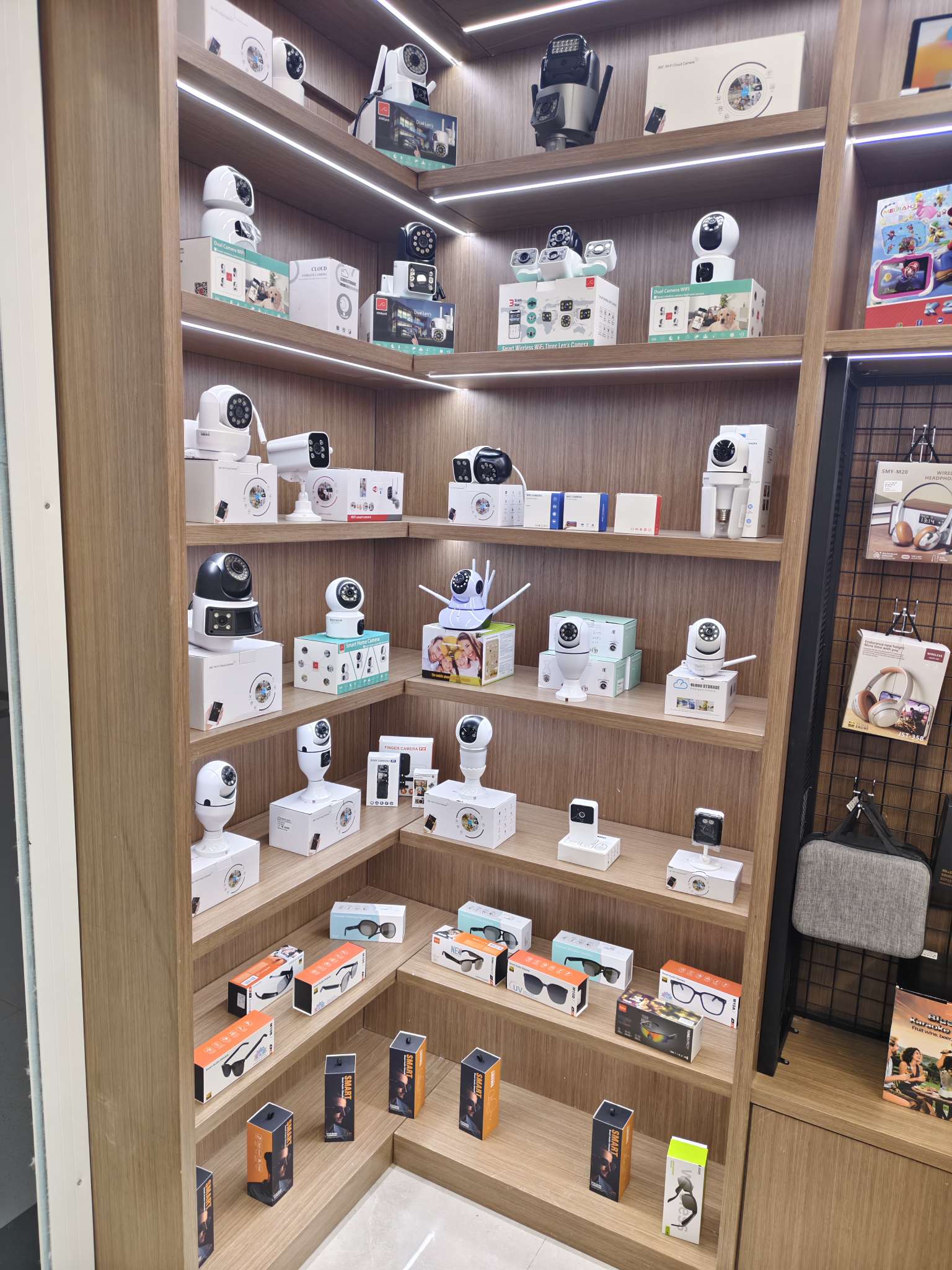 Yiwu Zhongfu Electronics Co., LTD. (Global Digital Trade Center describe pic - 1