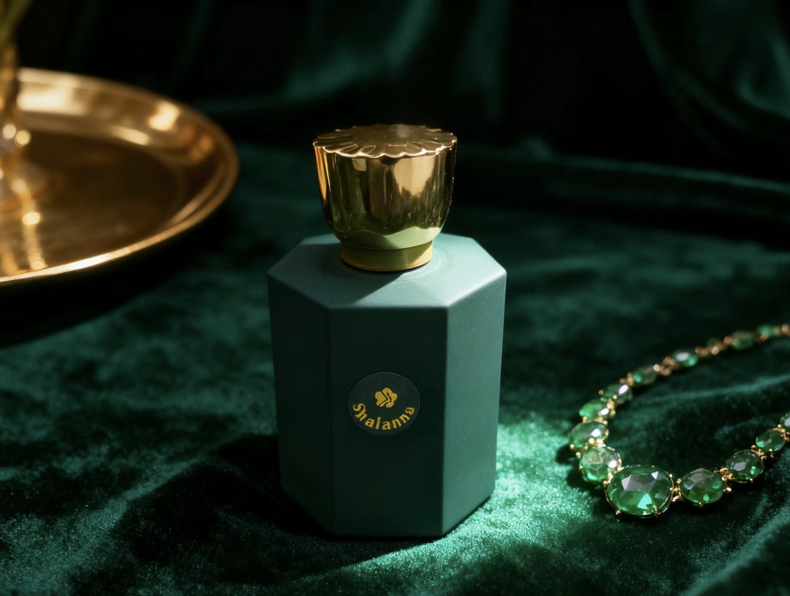 Shalanna floral and fruity Women's Perfume offers a romantic encounter with the long-lasting, delicate fragrance of Vietnam in the Middle East