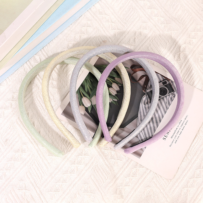 The Baihe shiny hair band exudes a sense of sophistication and simplicity. It's a versatile basic headband for commuting and washing hair. It features a solid color and a high top headband