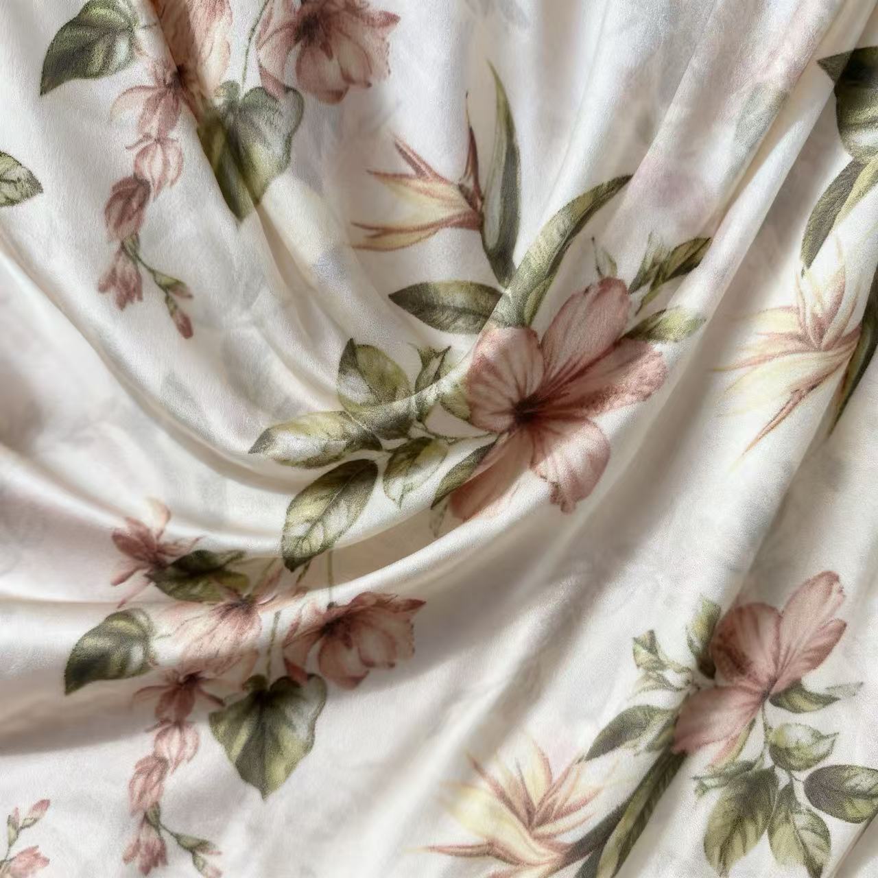 涤纶面料玫瑰花印花制服布料混棉黑色发热服专用毛巾涤纶布料多用途涤纶布印玫瑰花