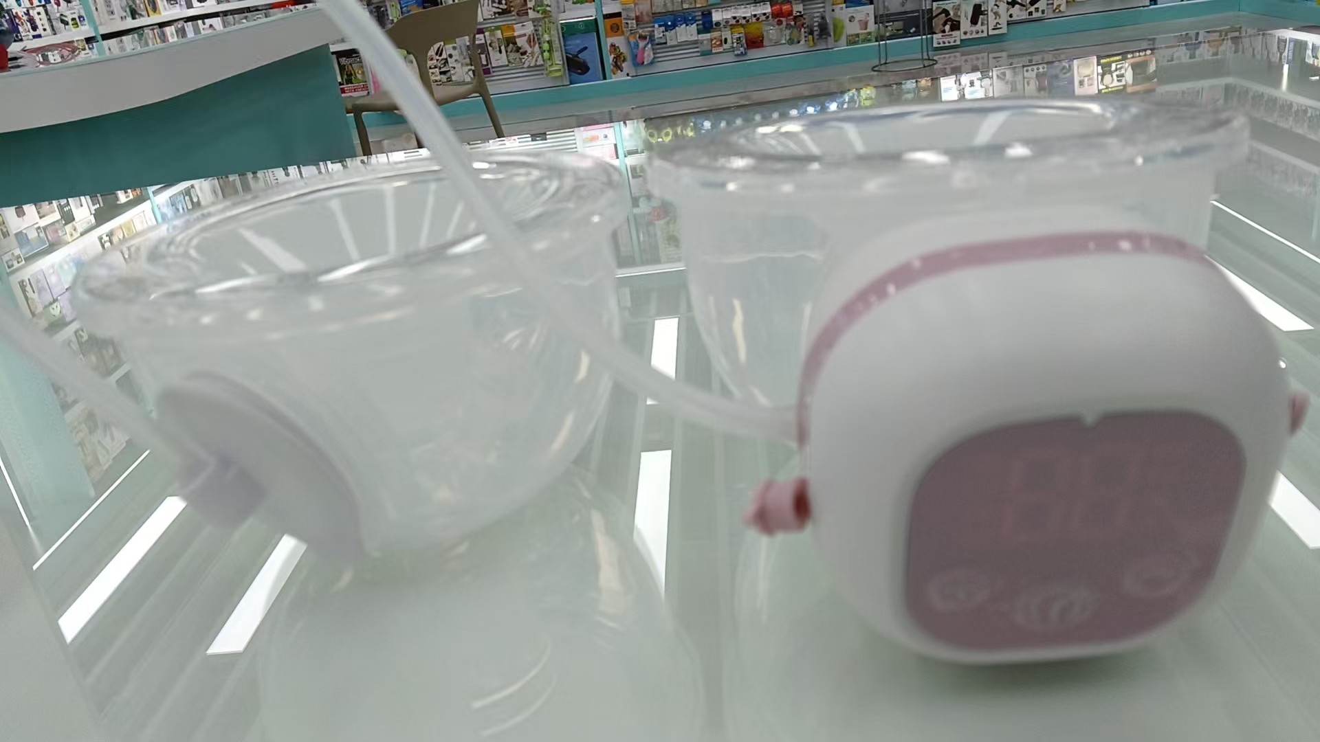 电动吸奶器/吸奶器/穿戴式吸奶器/电动穿戴式吸奶器/穿戴式电动吸奶器白底实物图