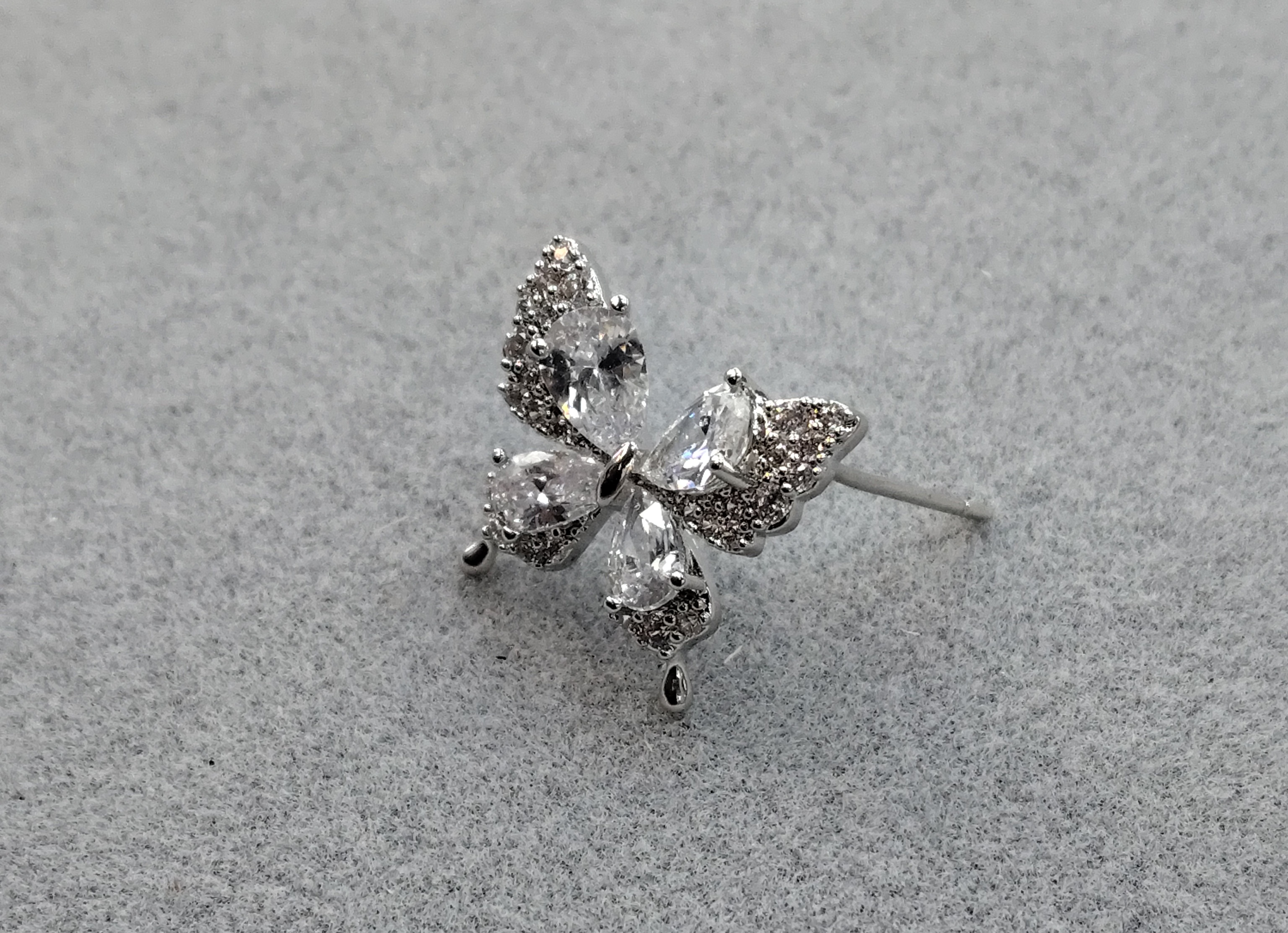 Waka Mi 2025 new butterfly stud earrings, available in silver and gold, set with shiny crystals, are exquisite and elegant, fashionable and versatile Specification image