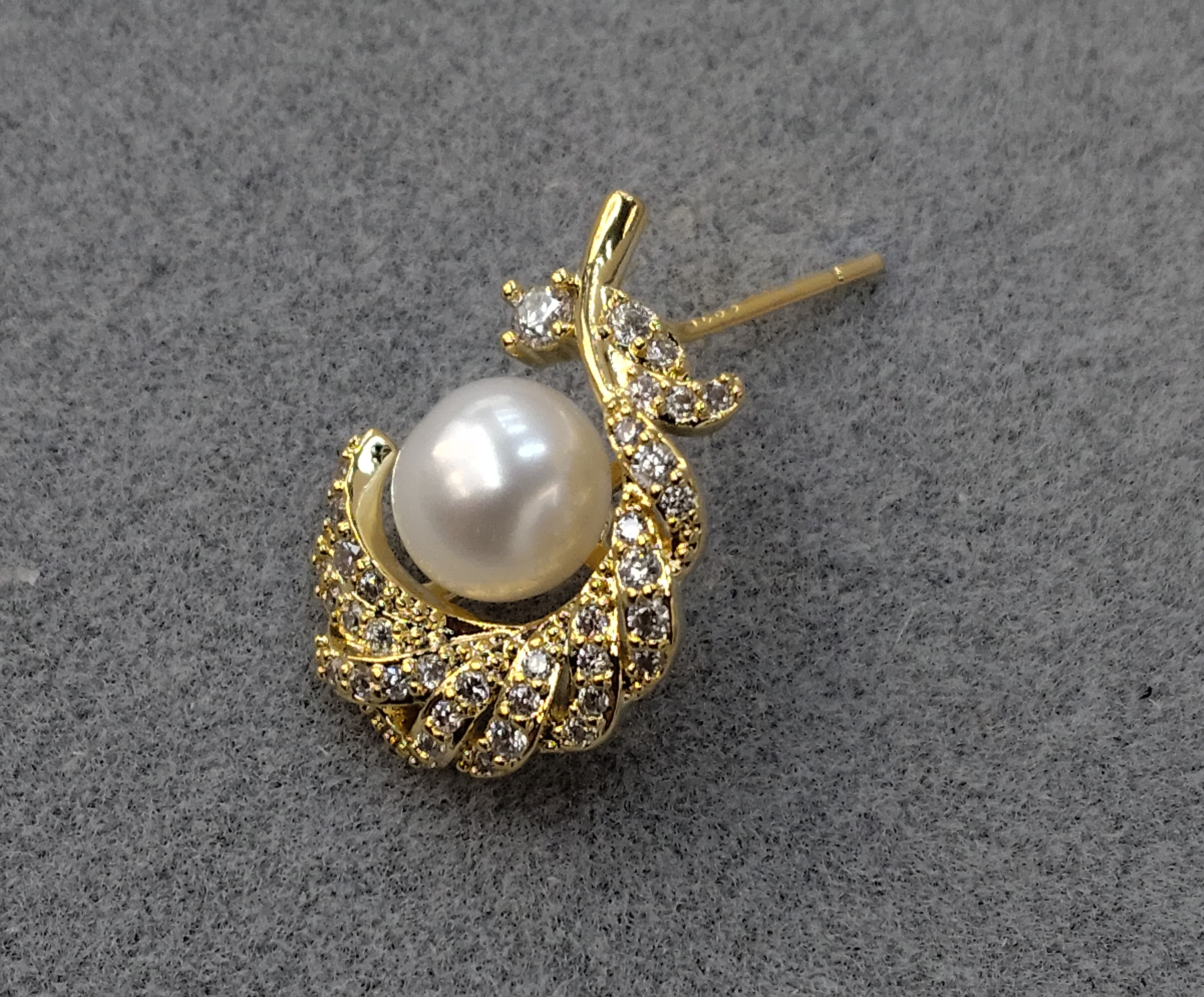 Waka Mi 2025 freshwater pearl stud earrings, S925 silver needle inlaid with shining zircon, elegant design exudes noble temperament. Specification image