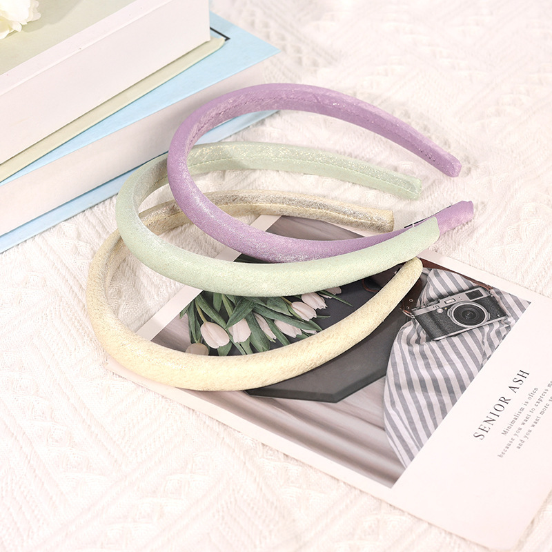 The Baihe shiny hair band exudes a sense of sophistication and simplicity. It's a versatile basic headband for commuting and washing hair. It features a solid color and a high top headband details Picture