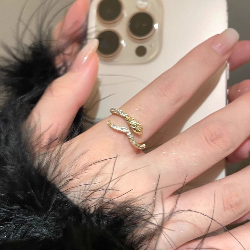 A new, versatile and unique open-mouted index finger ring with a full diamond snake-shaped design for women detail image 8
