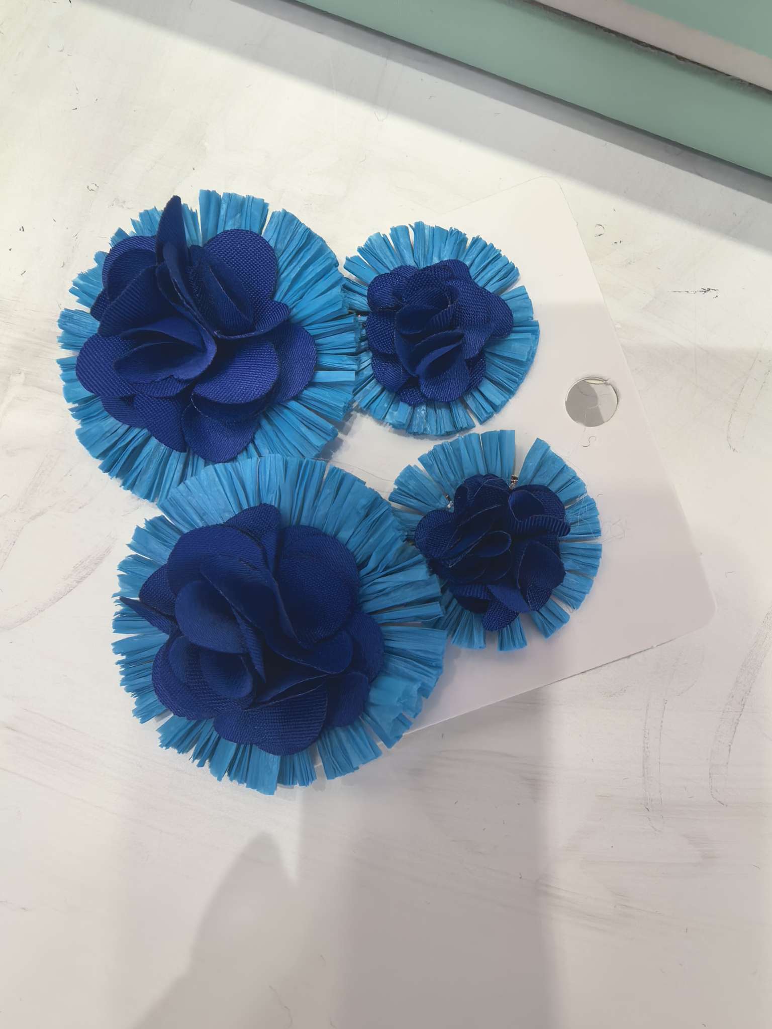 耳环 2025年新款 蓝色 绿色 红色 黄色 紫色 白色 质量很好 颜色很正 产品销售量很高 上面有花的配饰 特别好看