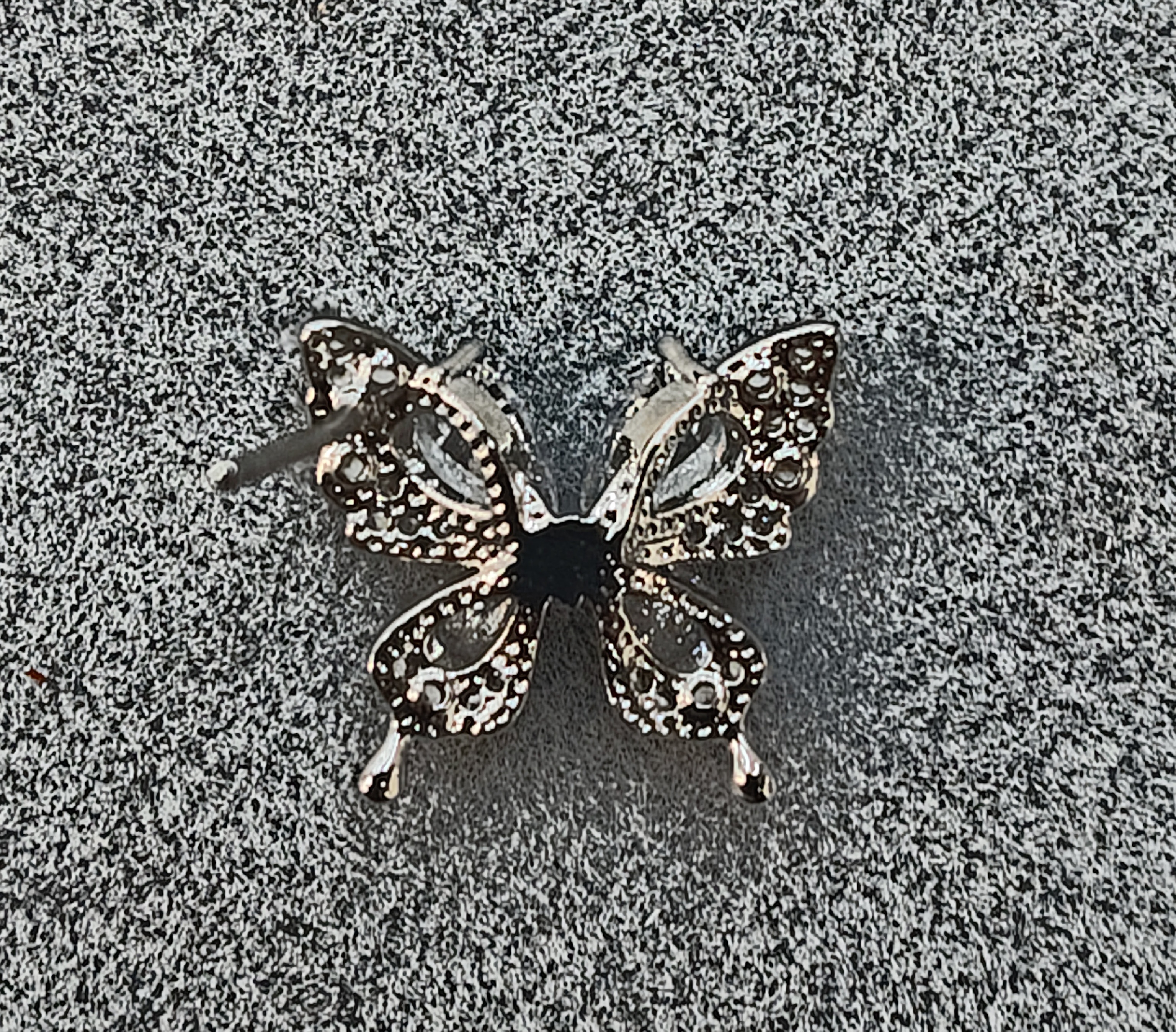 Waka Mi 2025 new butterfly stud earrings, available in silver and gold, set with shiny crystals, are exquisite and elegant, fashionable and versatile Application Scenario