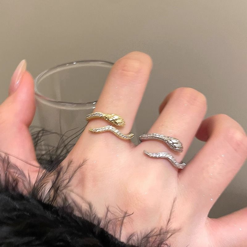 A new, versatile and unique open-mouted index finger ring with a full diamond snake-shaped design for women detail image 7