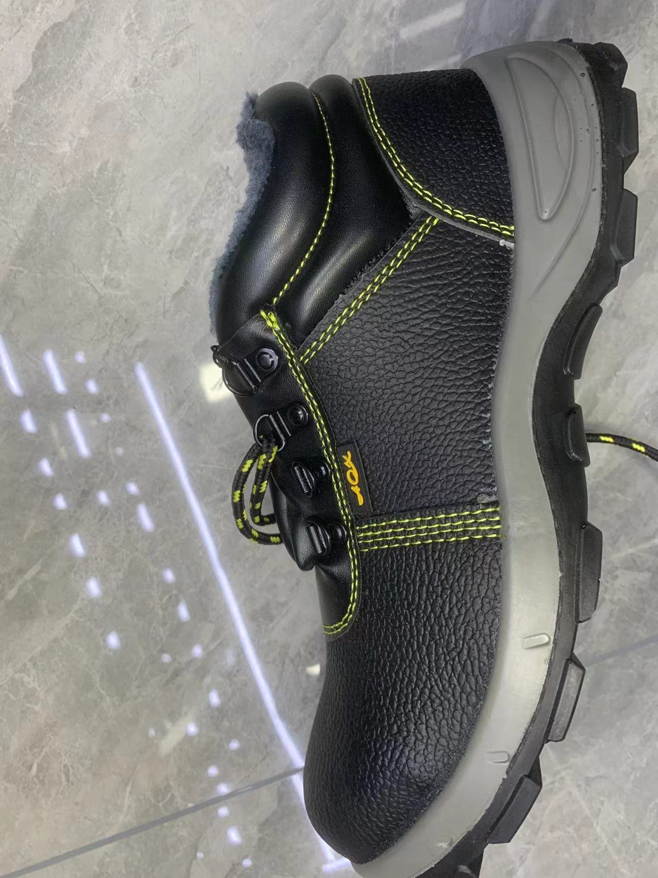 男士鞋子防寒保暖冬季防砸舒适防滑耐磨安全鞋