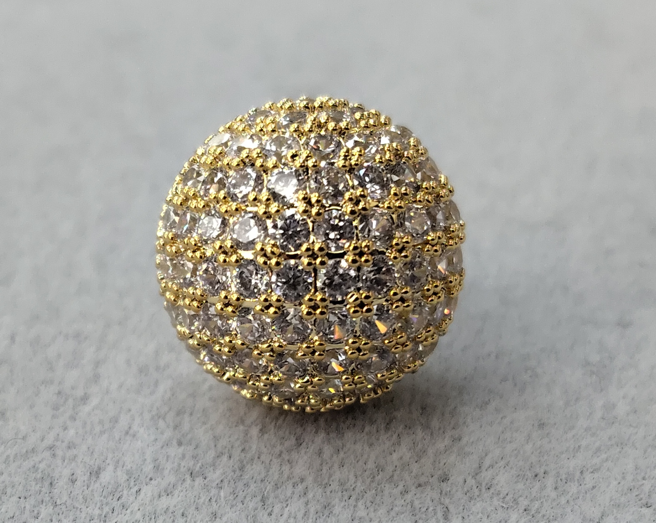 Waka Mi's new 2025 ear studs feature S925 silver needles set with sparkling diamonds. Available in gold and silver, they are simple and fashionable, exuding an elegant charm. details Picture