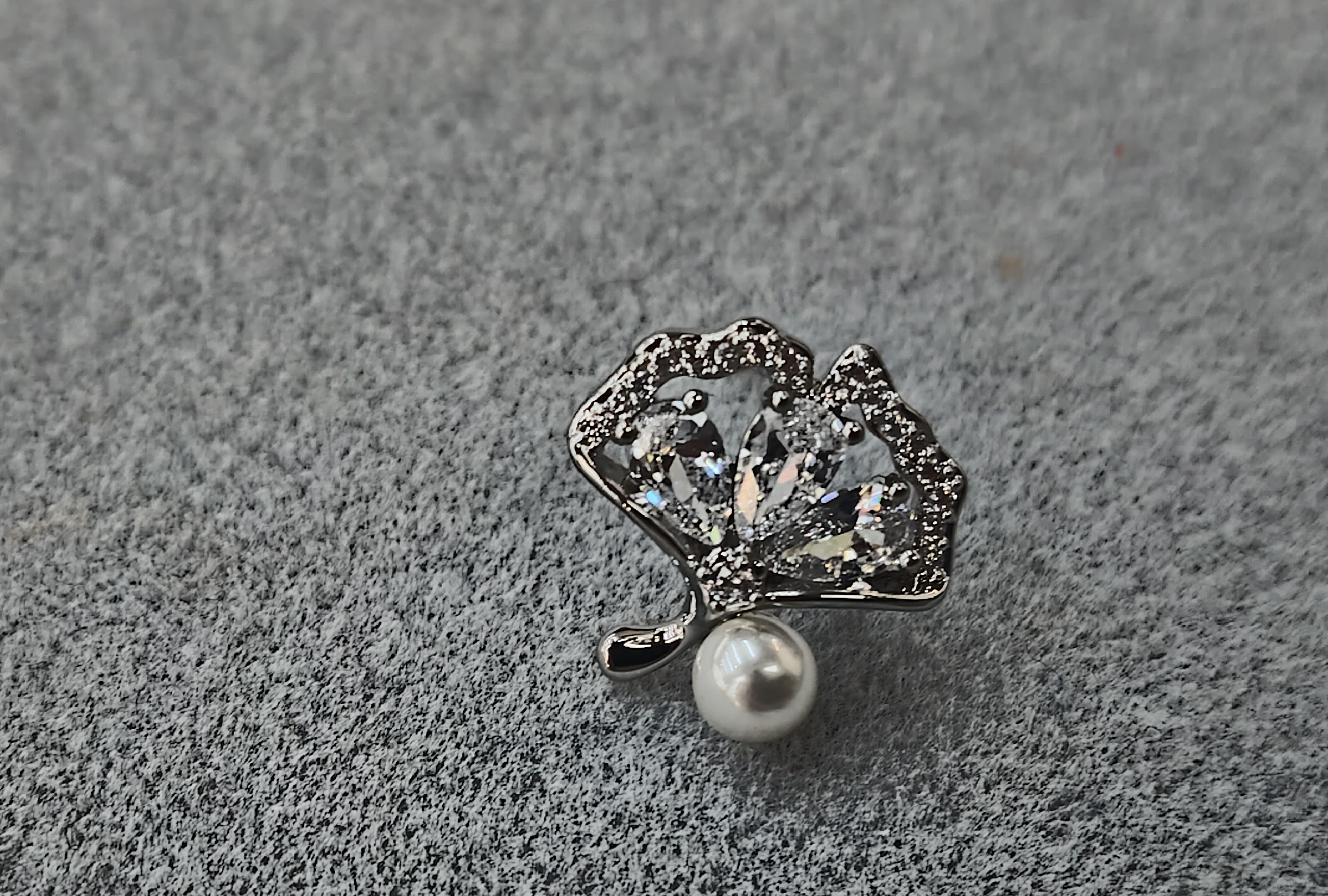 Waka Mi 2025 new fan-shaped pearl stud earrings, S925 silver needle design, available in silver and gold, exquisite and elegant, fashionable and versatile. details Picture