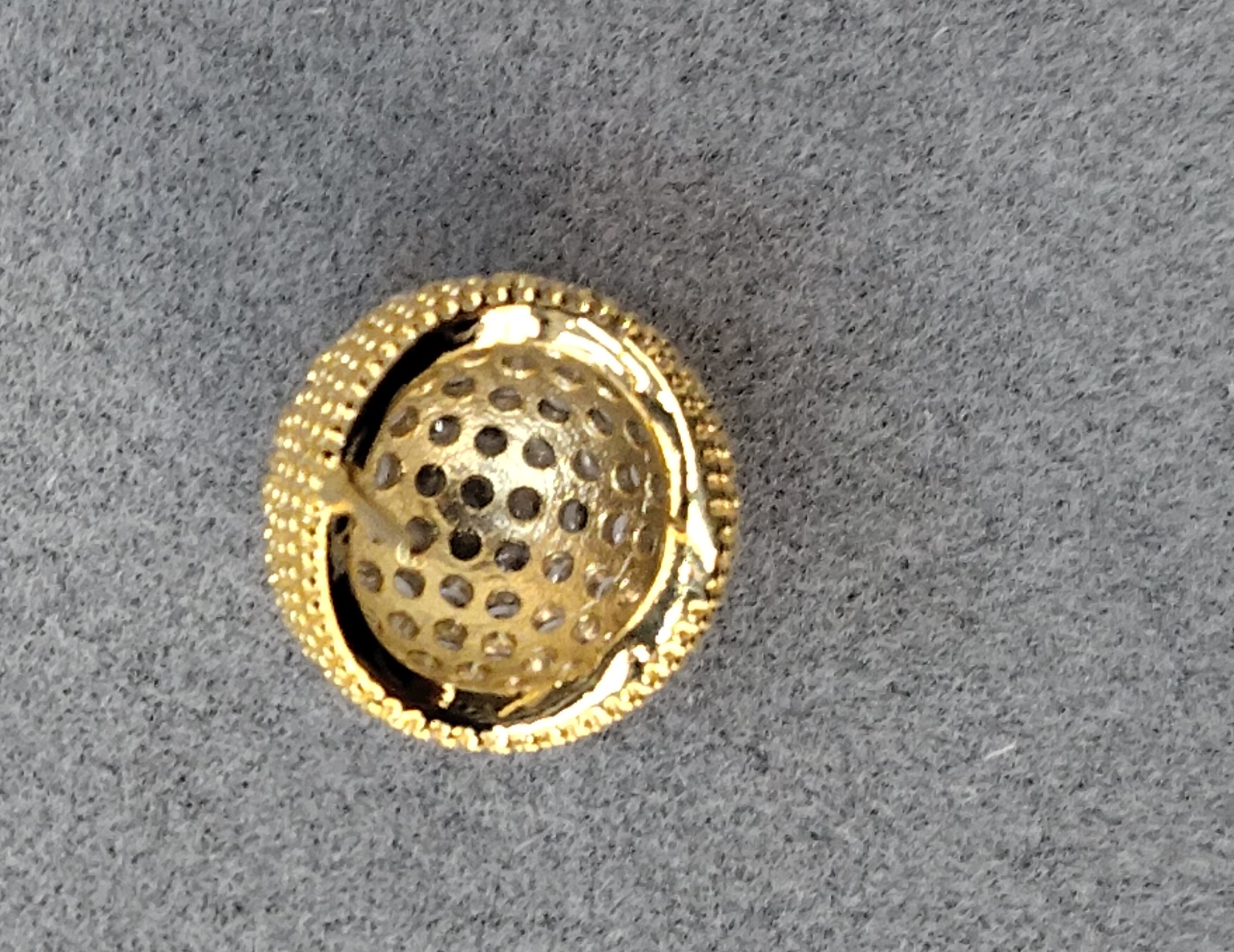 Waka Mi's new 2025 ear studs feature S925 silver needles set with sparkling diamonds. Available in gold and silver, they are simple and fashionable, exuding an elegant charm. Application Scenario