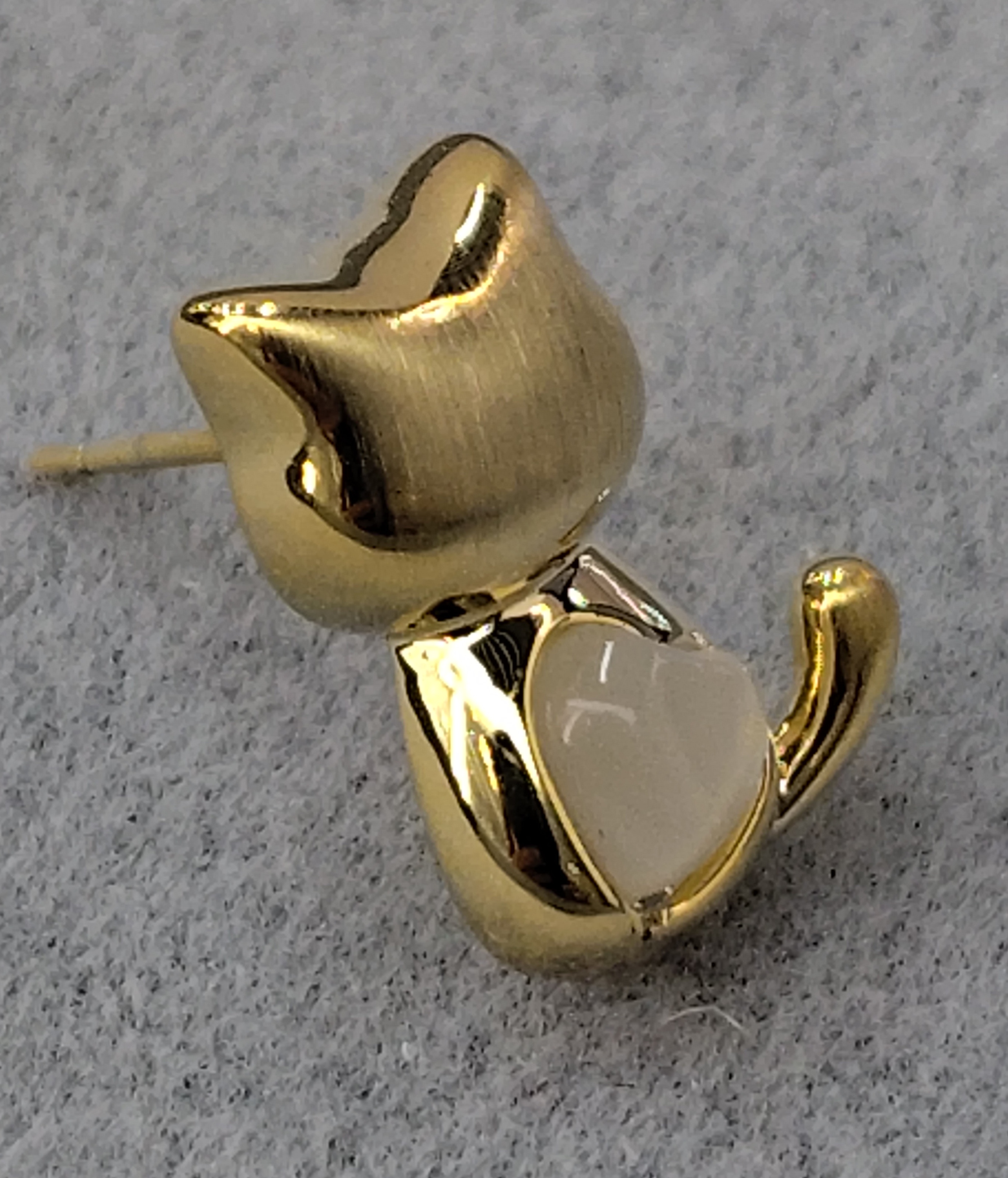 Waka Mi's new cute cat-eye ear studs come in both gold and silver colors, with S925 silver needles. They are exquisite and compact, full of cuteness and fun. Specification image