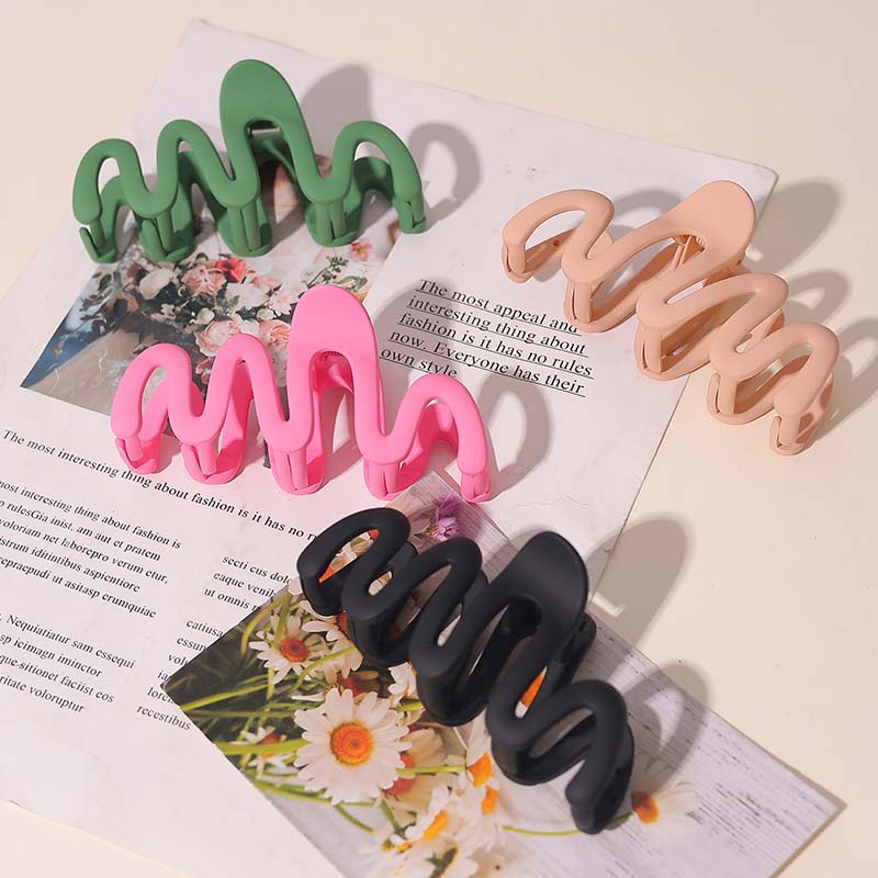 The new cross-border basic hair clip from Baihe features a matte large updo, a shark clip with a simple and elegant style, and a versatile clip