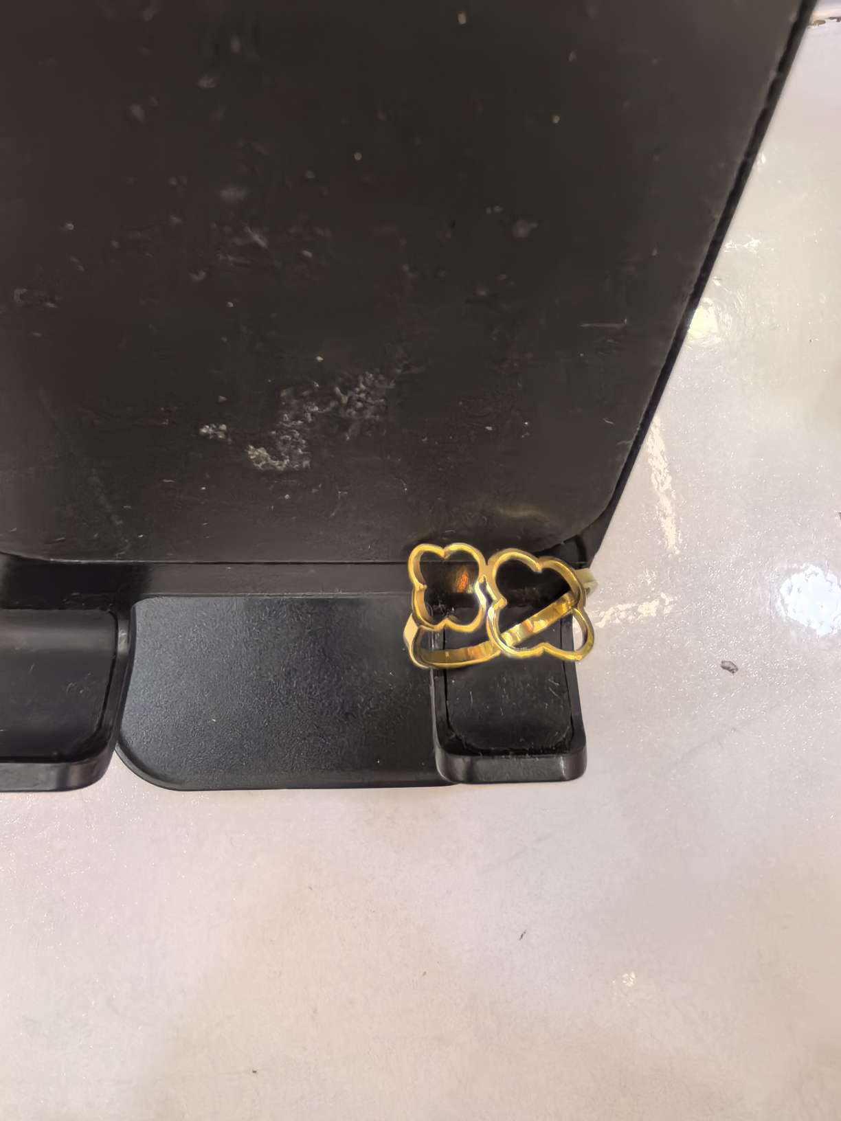 南亭饰品出品，不锈钢材质女戒，混尺寸包装。大小四叶草造型，独特美丽，让你的幸运加倍，好运常伴详情图4
