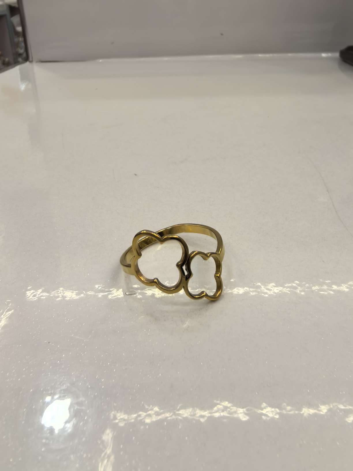 南亭饰品出品，不锈钢材质女戒，混尺寸包装。大小四叶草造型，独特美丽，让你的幸运加倍，好运常伴