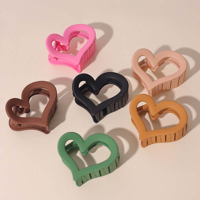 The new cross-border hairpin from Baihe features a heart shark hairpin at the back of the head, a medium-sized hairpin with a high-end and simple style