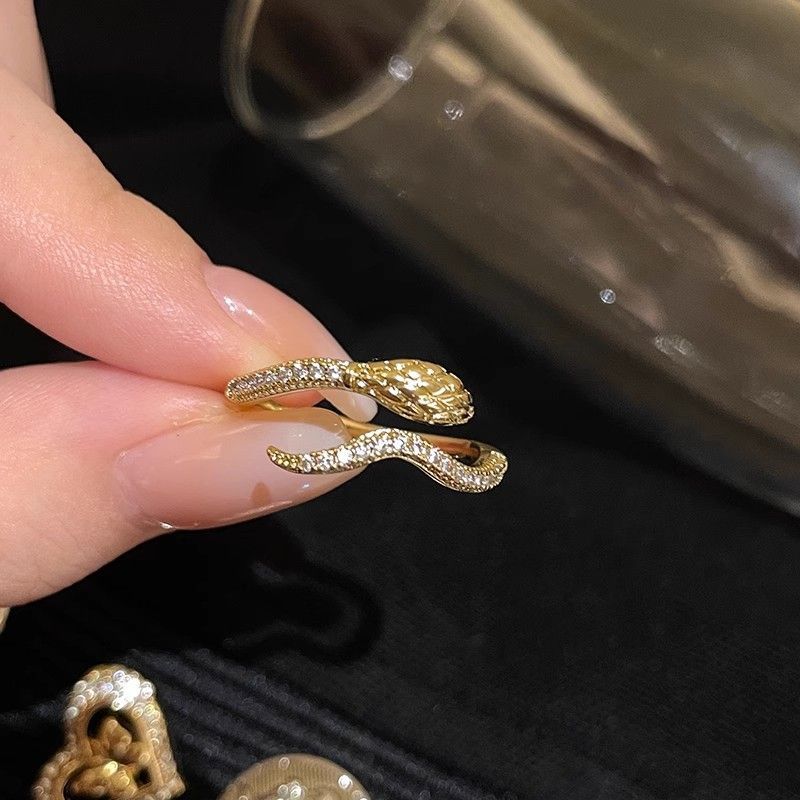 A new, versatile and unique open-mouted index finger ring with a full diamond snake-shaped design for women detail image 9