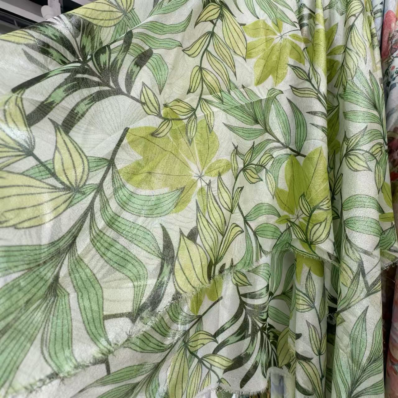 Fresh green leaf printed chiffon fabric, light and breathable, vacation style fabric factory direct sales, minimum order 50 meters, dress, halter dress, shirt fabric, polyester fabric details Picture