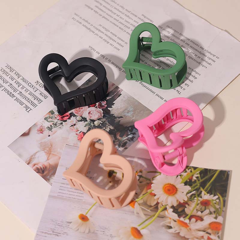 The new cross-border hairpin from Baihe features a heart shark hairpin at the back of the head, a medium-sized hairpin with a high-end and simple style details Picture