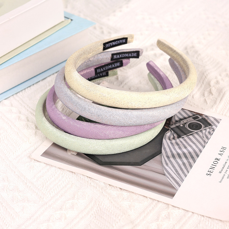 The Baihe shiny hair band exudes a sense of sophistication and simplicity. It's a versatile basic headband for commuting and washing hair. It features a solid color and a high top headband Application Scenario