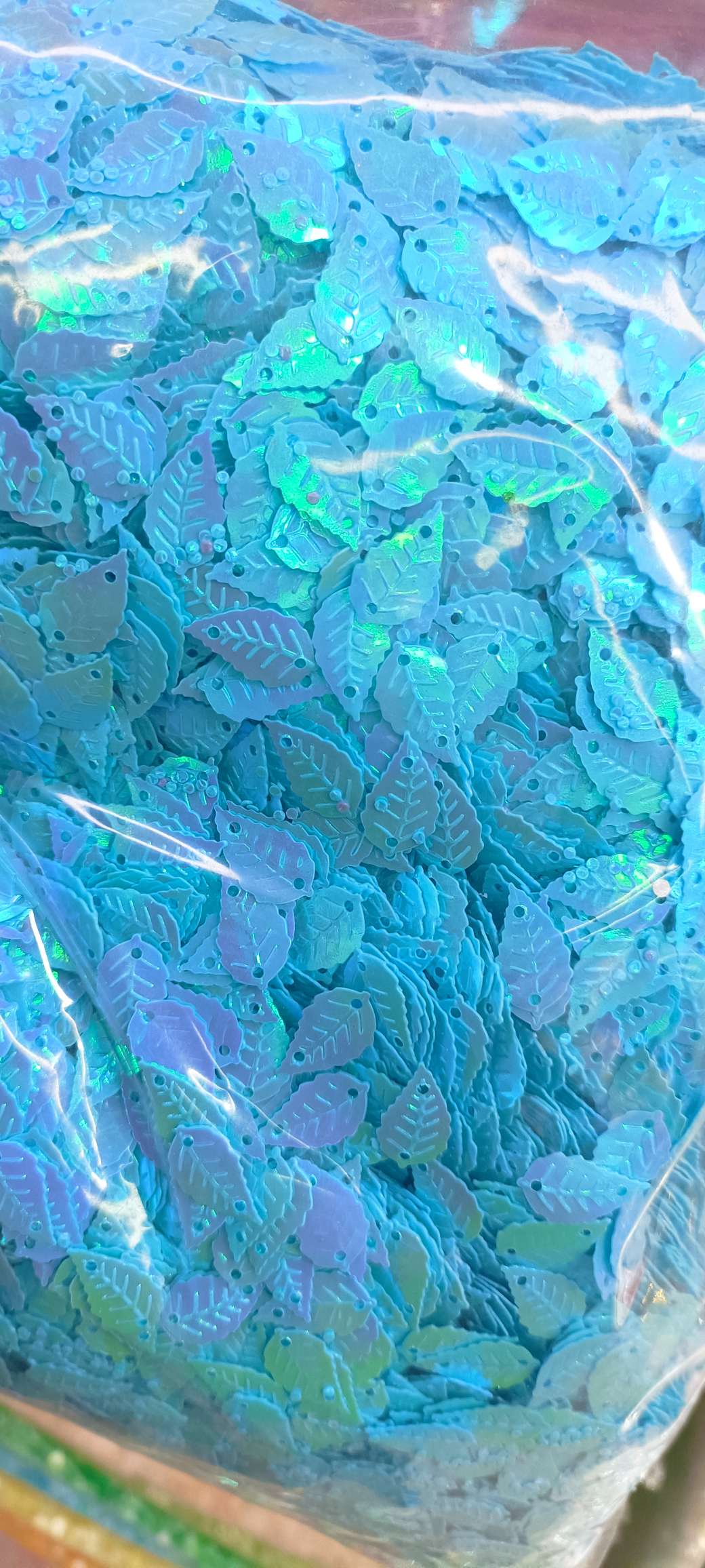 13MM small leaf sequins, toy accessories, kindergarten DIY handicraft accessories, jewelry earrings and necklace accessories, clothing and bag decorative accessories, craft decorative accessories, 500g per pack Application Scenario