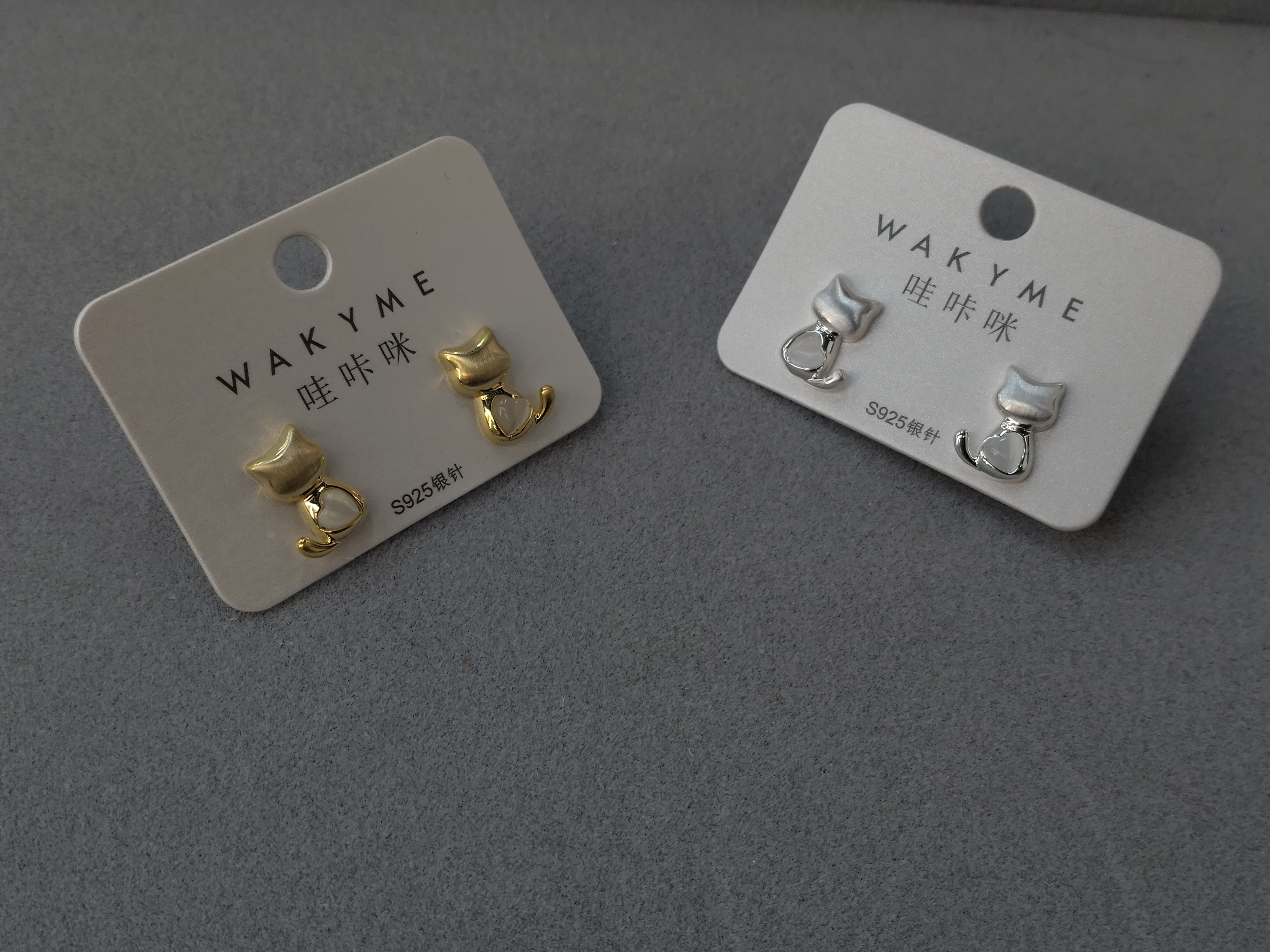 Waka Mi's new cute cat-eye ear studs come in both gold and silver colors, with S925 silver needles. They are exquisite and compact, full of cuteness and fun.