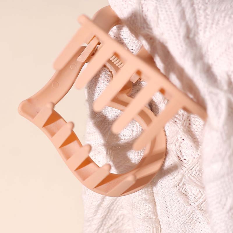 The new cross-border hairpin from Baihe features a heart shark hairpin at the back of the head, a medium-sized hairpin with a high-end and simple style Specification image