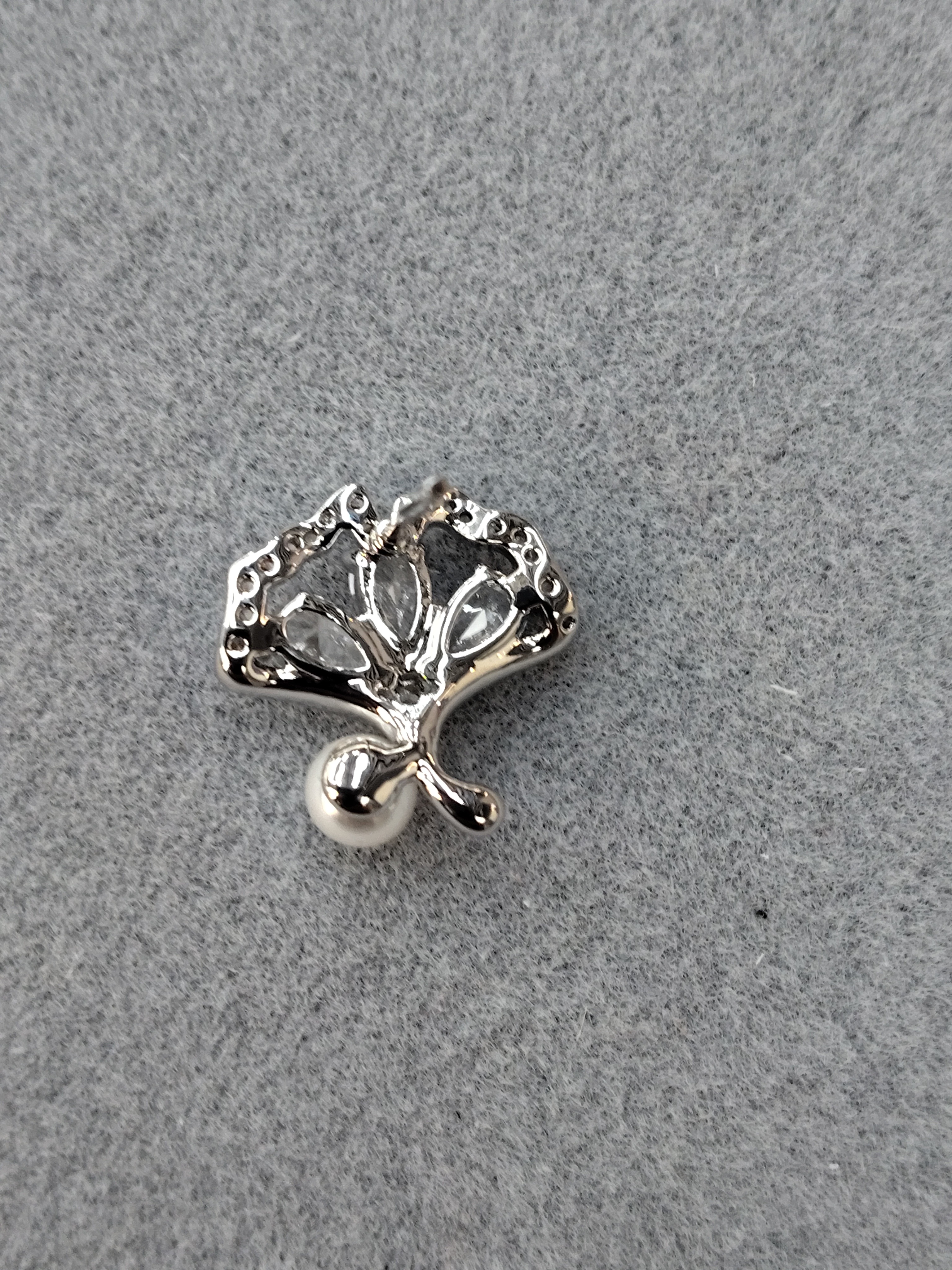 Waka Mi 2025 new fan-shaped pearl stud earrings, S925 silver needle design, available in silver and gold, exquisite and elegant, fashionable and versatile. Application Scenario