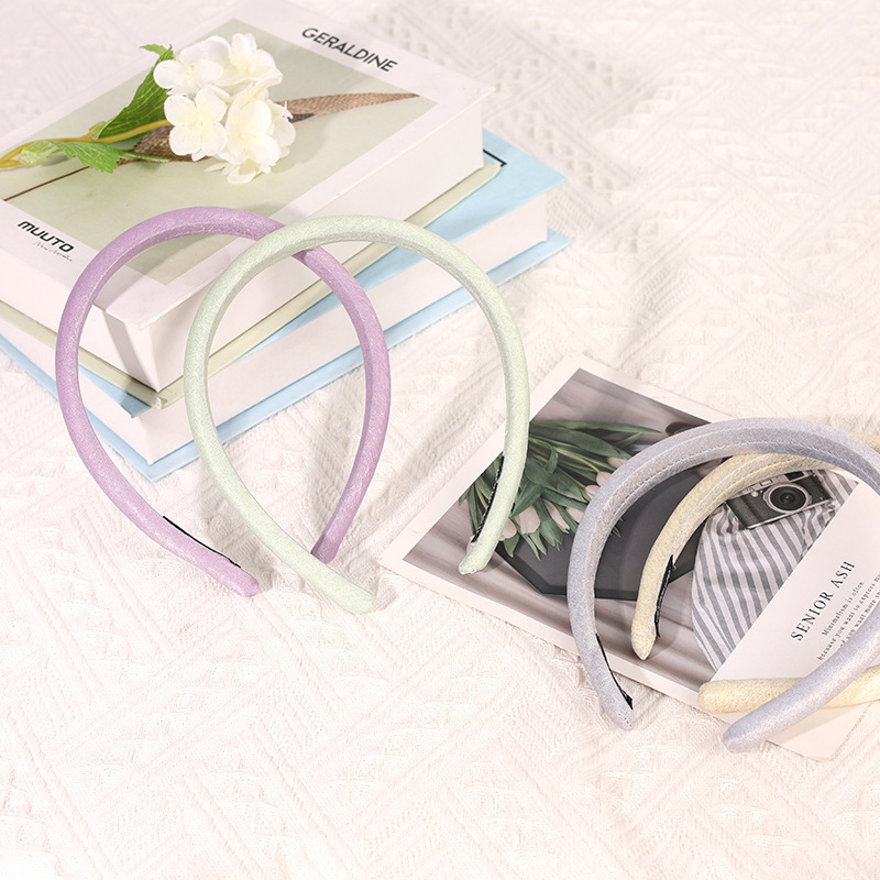 The Baihe shiny hair band exudes a sense of sophistication and simplicity. It's a versatile basic headband for commuting and washing hair. It features a solid color and a high top headband Specification image